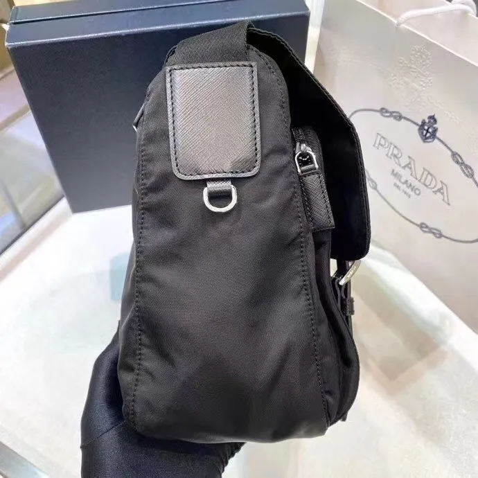 p600¥🎉Upgraded messenger bag🎉1BD671🎉🎉This messenger bag is embellished with Saffiano leather details. Decorated with a logo and steel hardware triangular logo elements, it is equipped with an adjustable fabric shoulder strap and a detachable small bag on the shoulder strap. I love it so much😘😘The capacity is very large and the upper body effect is great. Get it now👏👏Another popular style that will never go out of style🎉🎉Length 30x Height 25x Bottom 12cm🎉🎉🎉