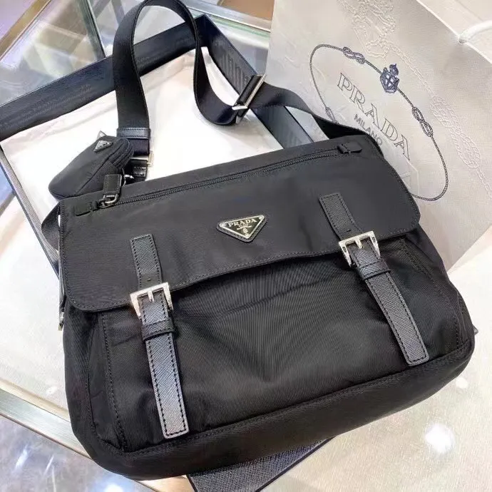 p600¥🎉Upgraded messenger bag🎉1BD671🎉🎉This messenger bag is embellished with Saffiano leather details. Decorated with a logo and steel hardware triangular logo elements, it is equipped with an adjustable fabric shoulder strap and a detachable small bag on the shoulder strap. I love it so much😘😘The capacity is very large and the upper body effect is great. Get it now👏👏Another popular style that will never go out of style🎉🎉Length 30x Height 25x Bottom 12cm🎉🎉🎉
