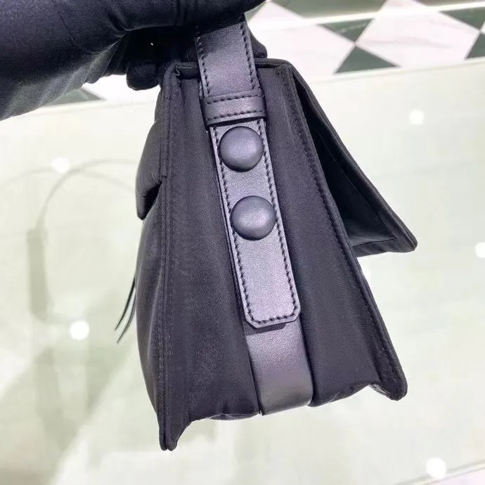 p800¥🎉The hottest mini messenger bag🎉So cute😘This shoulder bag is made of unique padded nylon, and is equipped with an adjustable leather shoulder strap and a back pocket. The metal accessories give a touch of bright color. The overall design is low-key, luxurious and versatile. This The design is more simple, but the style is still the same🙊🙊If you like babies, hurry up and buy it. It is a unisex style, and it is a popular style that will never go out of style👏👏Mini size🙊Style number 1BD313, length 23.5x18x base 11cm.
