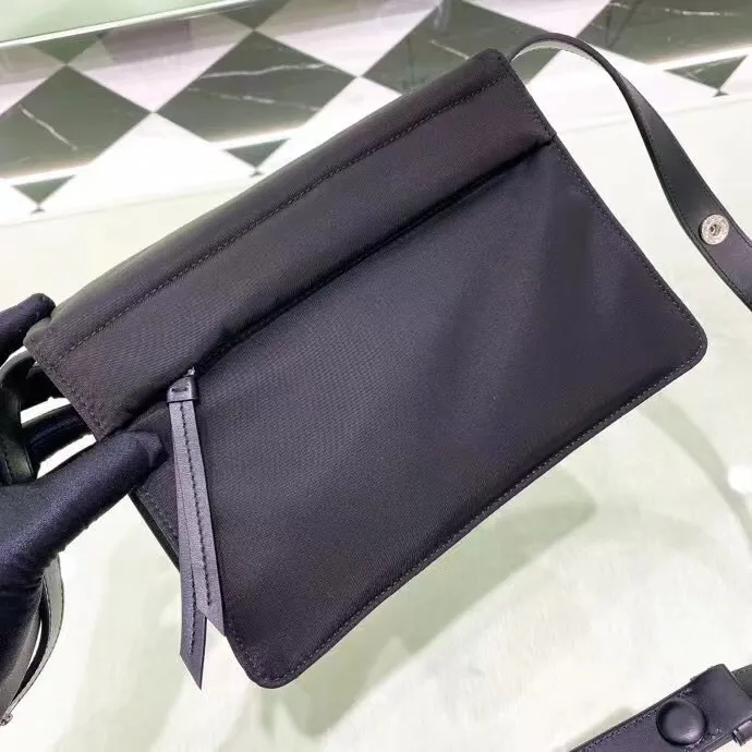 p800¥🎉The hottest mini messenger bag🎉So cute😘This shoulder bag is made of unique padded nylon, and is equipped with an adjustable leather shoulder strap and a back pocket. The metal accessories give a touch of bright color. The overall design is low-key, luxurious and versatile. This The design is more simple, but the style is still the same🙊🙊If you like babies, hurry up and buy it. It is a unisex style, and it is a popular style that will never go out of style👏👏Mini size🙊Style number 1BD313, length 23.5x18x base 11cm.