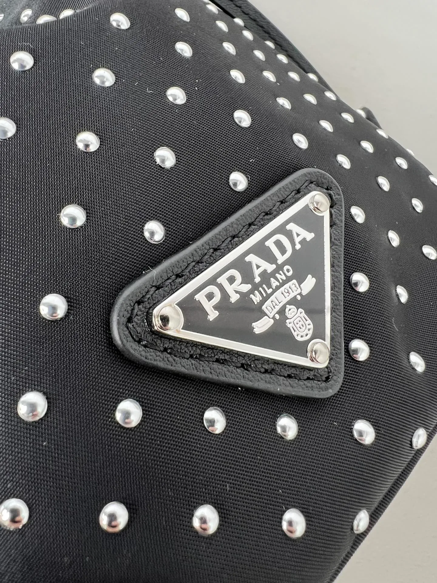 💰1140✨New product debut✨2025 new rivet decoration series bucket bag 1BE067 Imported recycled nylon fabric with rivet decoration Classic triangle logo Drawstring fastening design You can adjust the space at will Lightweight can be loaded and easy to match The randomness of different carrying methods and the ease of putting it anywhere Transform into a stylish girl in seconds🤩 Size：19.5/15.5/10