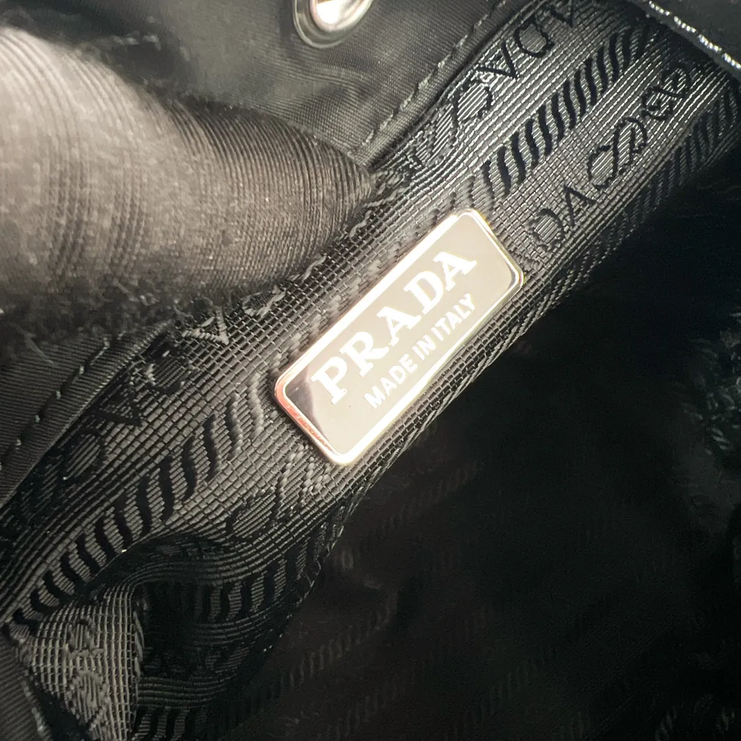 💰1140✨New product debut✨2025 new rivet decoration series bucket bag 1BE067 Imported recycled nylon fabric with rivet decoration Classic triangle logo Drawstring fastening design You can adjust the space at will Lightweight can be loaded and easy to match The randomness of different carrying methods and the ease of putting it anywhere Transform into a stylish girl in seconds🤩 Size：19.5/15.5/10