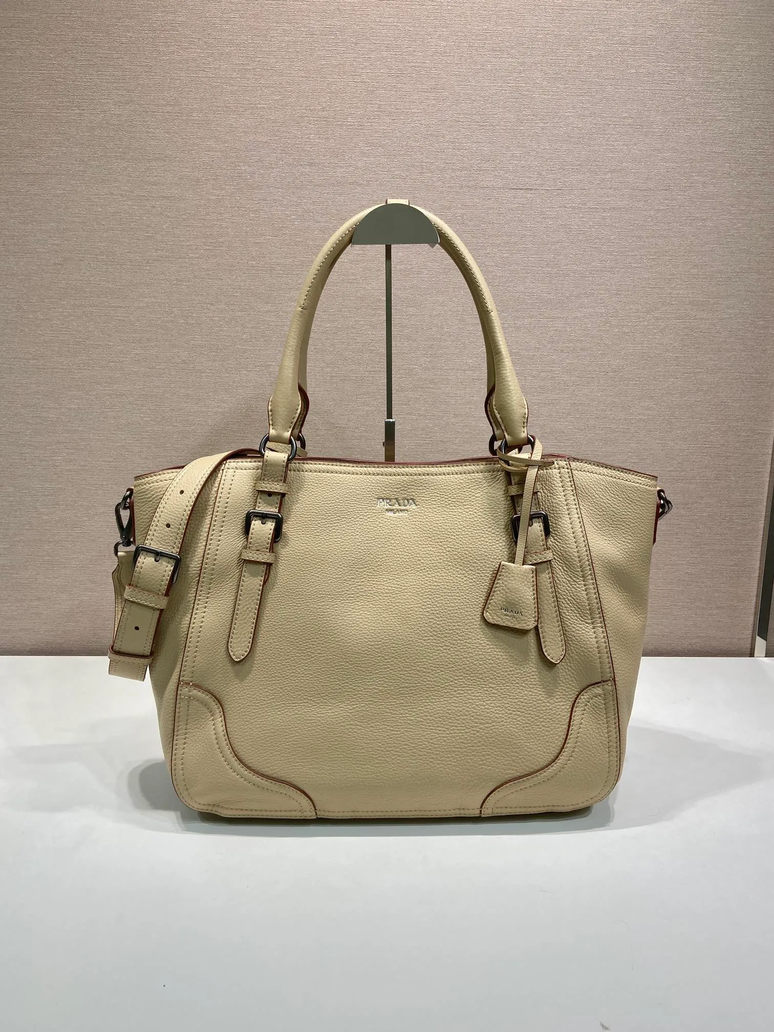 💰2040🎉New Arrival🎉1BG602🎉🎉 This tote bag marks a return to the roots of our DNA, with a design reminiscent of travel themes. The loose, functional silhouette is made from richly textured leather with irregular textures for a natural yet refined effect. Leather handles Removable and adjustable deerskin shoulder strap with embossed letter logo on the front Magnetic closure, nylon lining with printed logo, two pockets, one of which is zippered, large capacity, another timeless hot item, get it now 🎉 Length 38x Height 32x Bottom 14cm🎉🎉🎉💰💰💰