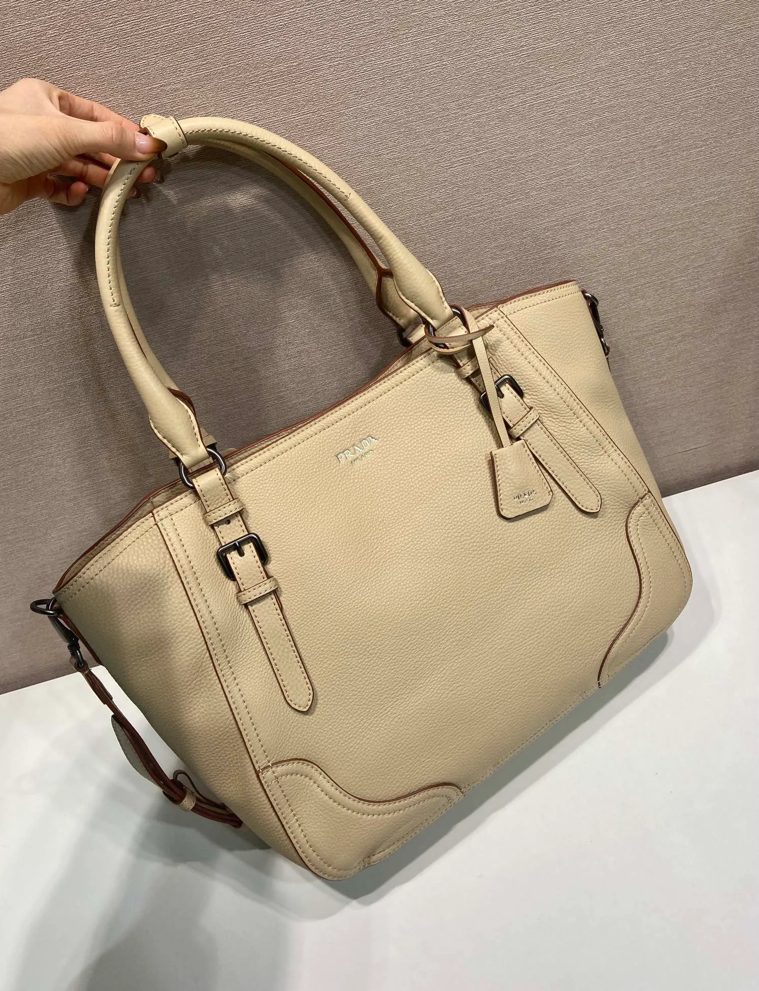 💰2040🎉New Arrival🎉1BG602🎉🎉 This tote bag marks a return to the roots of our DNA, with a design reminiscent of travel themes. The loose, functional silhouette is made from richly textured leather with irregular textures for a natural yet refined effect. Leather handles Removable and adjustable deerskin shoulder strap with embossed letter logo on the front Magnetic closure, nylon lining with printed logo, two pockets, one of which is zippered, large capacity, another timeless hot item, get it now 🎉 Length 38x Height 32x Bottom 14cm🎉🎉🎉💰💰💰