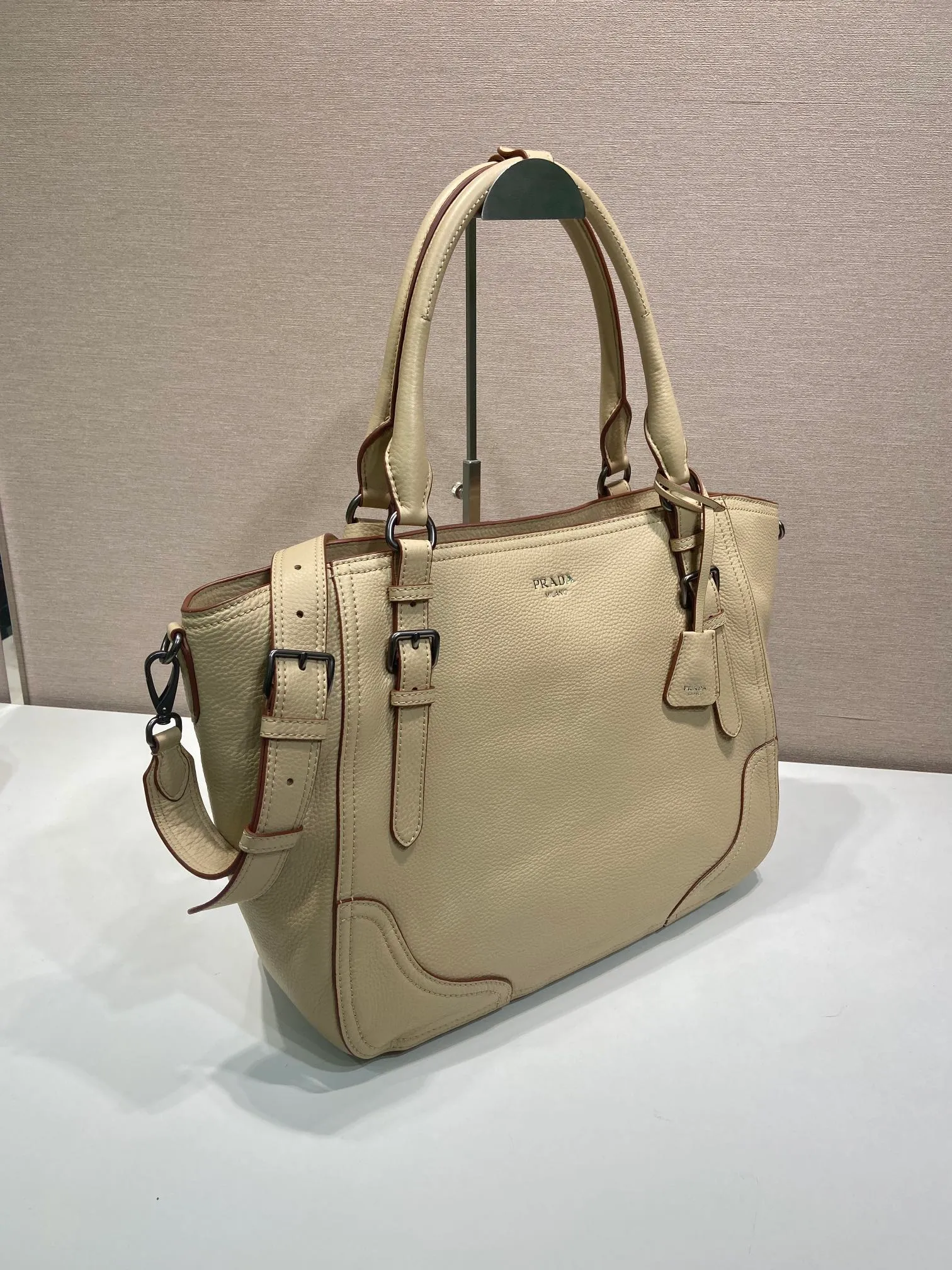 💰2040🎉New Arrival🎉1BG602🎉🎉 This tote bag marks a return to the roots of our DNA, with a design reminiscent of travel themes. The loose, functional silhouette is made from richly textured leather with irregular textures for a natural yet refined effect. Leather handles Removable and adjustable deerskin shoulder strap with embossed letter logo on the front Magnetic closure, nylon lining with printed logo, two pockets, one of which is zippered, large capacity, another timeless hot item, get it now 🎉 Length 38x Height 32x Bottom 14cm🎉🎉🎉💰💰💰