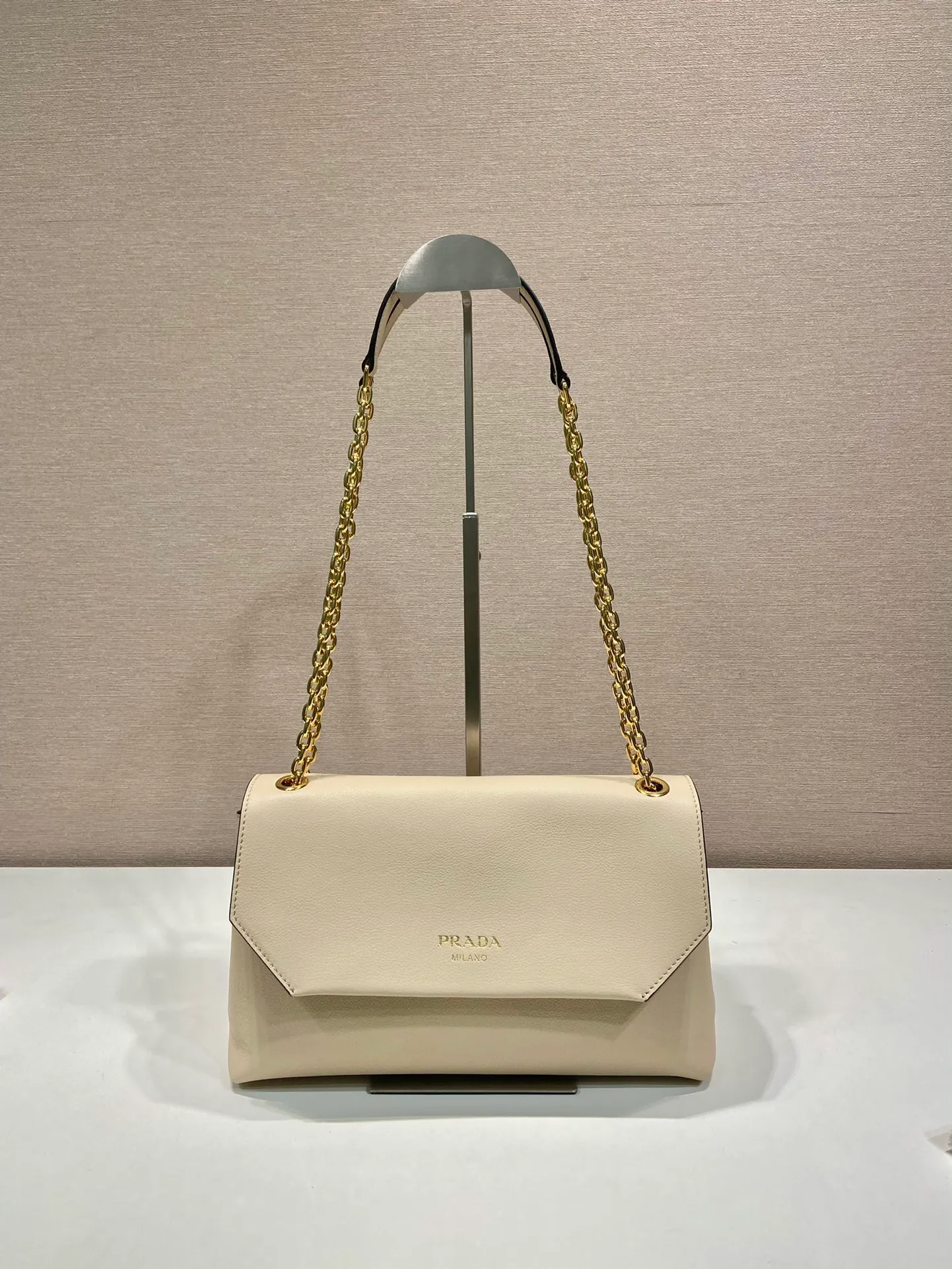 💰1720🎉New small size🎉1BD371 women's model🎉🎉 This new women's bag is made of imported calfskin with imported lambskin inside. With a flip-top design, the iron strap can be lengthened or shortened, and can be carried on the shoulder or across the body. It can be exchanged on different occasions, the space is large, and the upper body effect is very beautiful👍👍Hurry up and get it, it is worth owning. 👏👏 Length 29x Height 16x Bottom 9.5cm👏👏👏🎉🎉🎉