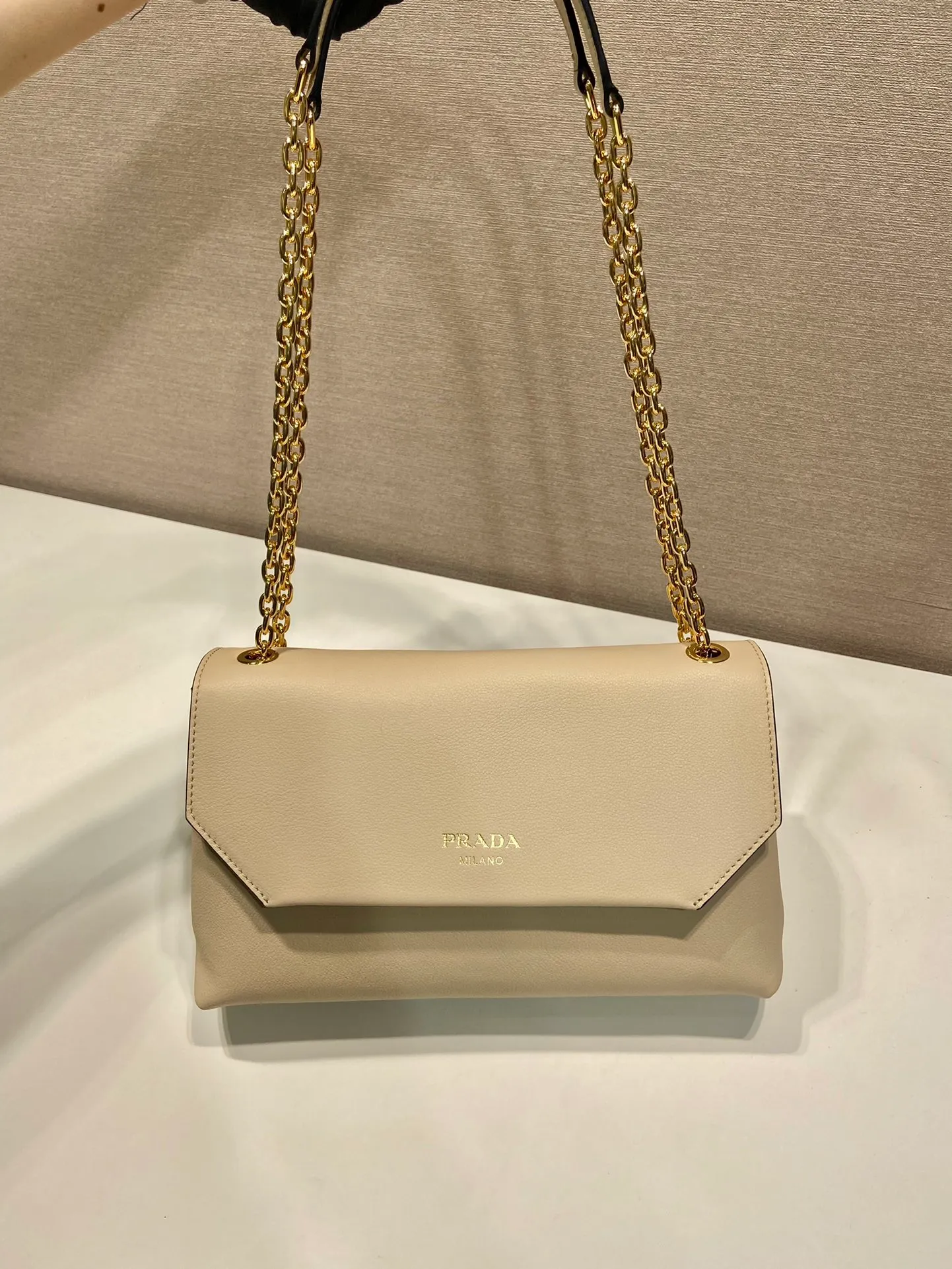💰1720🎉New small size🎉1BD371 women's model🎉🎉 This new women's bag is made of imported calfskin with imported lambskin inside. With a flip-top design, the iron strap can be lengthened or shortened, and can be carried on the shoulder or across the body. It can be exchanged on different occasions, the space is large, and the upper body effect is very beautiful👍👍Hurry up and get it, it is worth owning. 👏👏 Length 29x Height 16x Bottom 9.5cm👏👏👏🎉🎉🎉