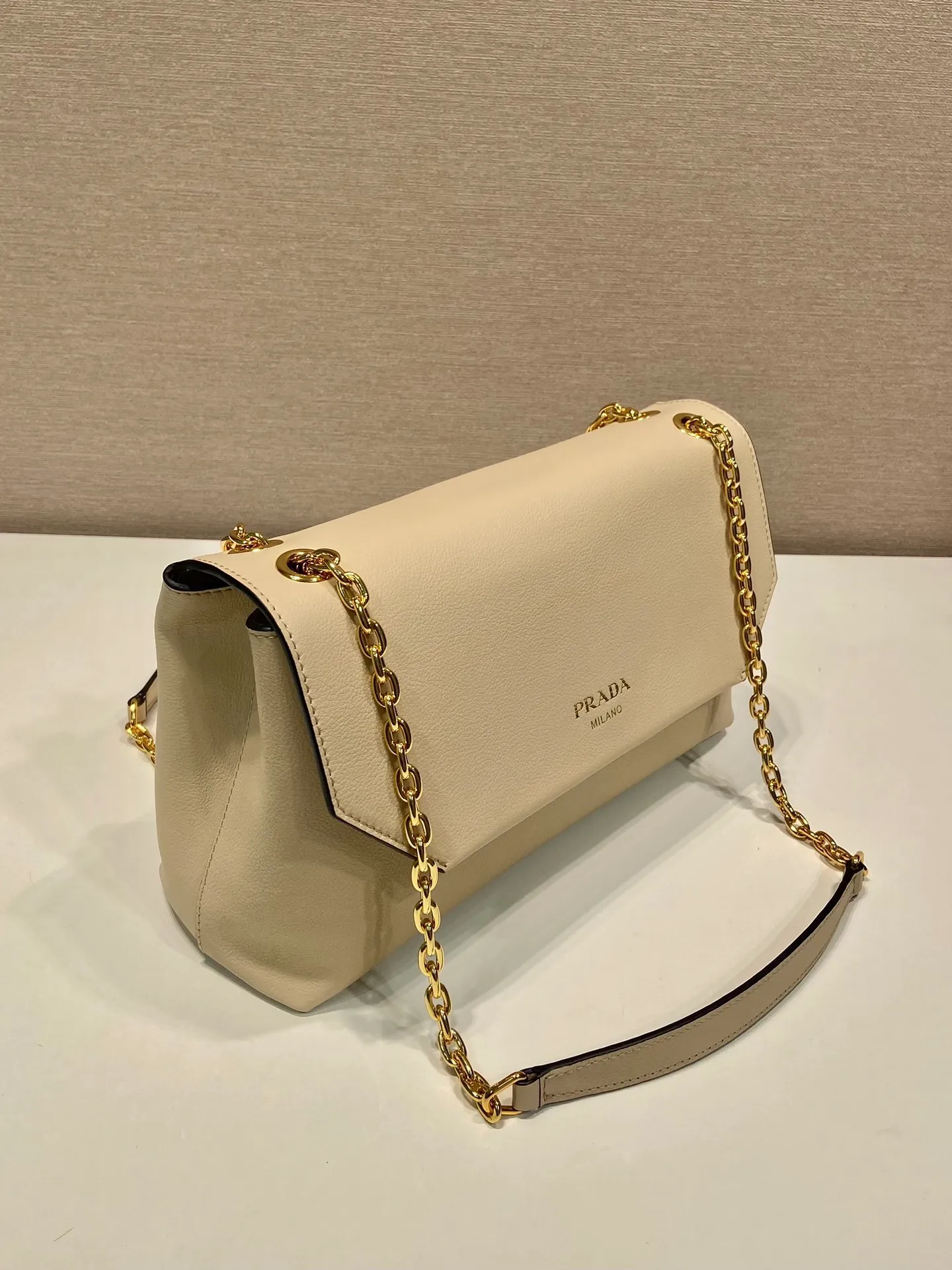 💰1720🎉New small size🎉1BD371 women's model🎉🎉 This new women's bag is made of imported calfskin with imported lambskin inside. With a flip-top design, the iron strap can be lengthened or shortened, and can be carried on the shoulder or across the body. It can be exchanged on different occasions, the space is large, and the upper body effect is very beautiful👍👍Hurry up and get it, it is worth owning. 👏👏 Length 29x Height 16x Bottom 9.5cm👏👏👏🎉🎉🎉