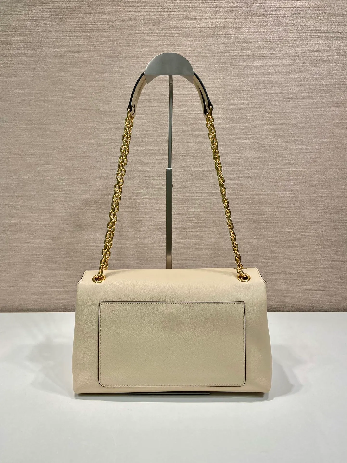 💰1720🎉New small size🎉1BD371 women's model🎉🎉 This new women's bag is made of imported calfskin with imported lambskin inside. With a flip-top design, the iron strap can be lengthened or shortened, and can be carried on the shoulder or across the body. It can be exchanged on different occasions, the space is large, and the upper body effect is very beautiful👍👍Hurry up and get it, it is worth owning. 👏👏 Length 29x Height 16x Bottom 9.5cm👏👏👏🎉🎉🎉