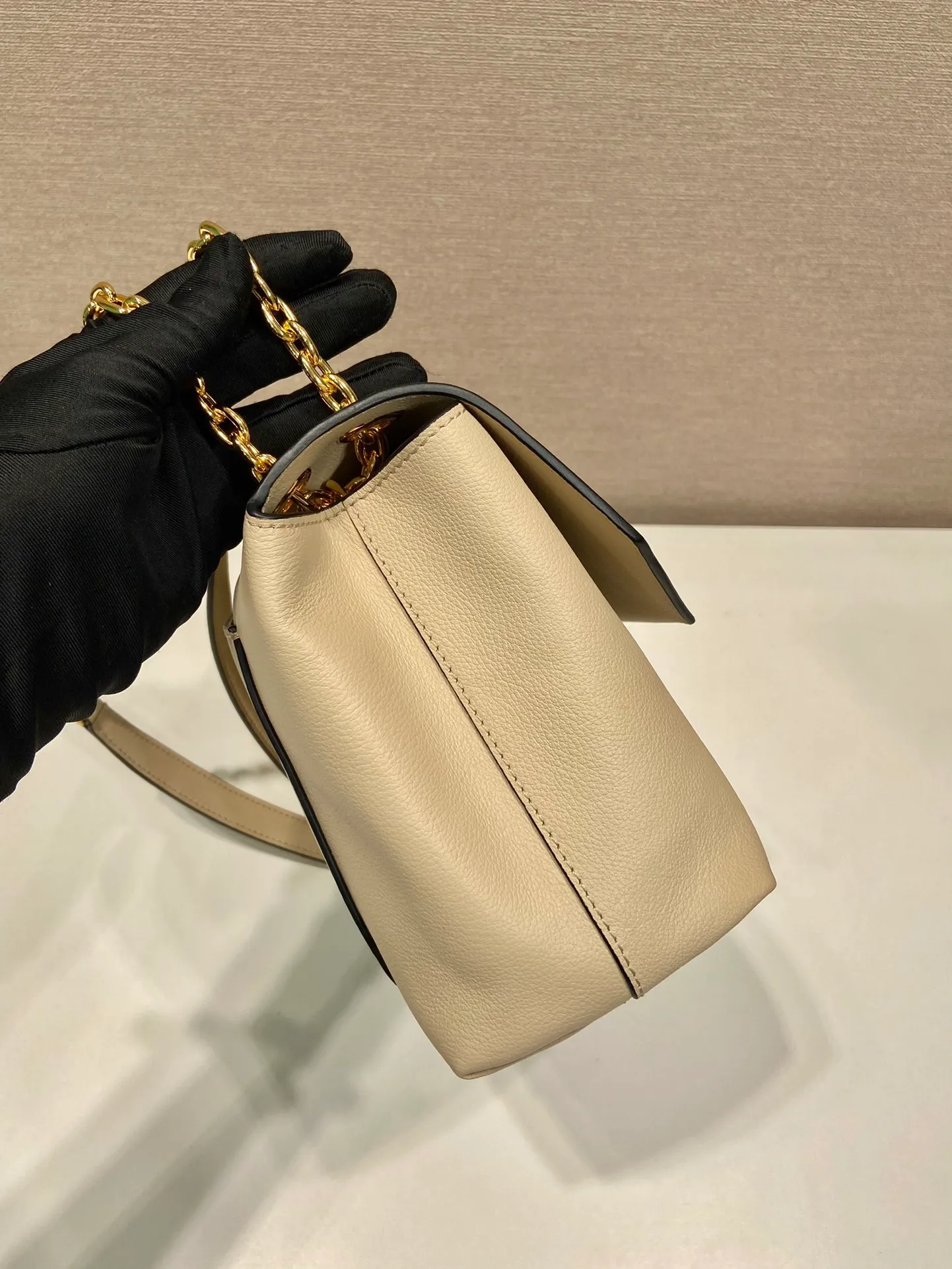 💰1720🎉New small size🎉1BD371 women's model🎉🎉 This new women's bag is made of imported calfskin with imported lambskin inside. With a flip-top design, the iron strap can be lengthened or shortened, and can be carried on the shoulder or across the body. It can be exchanged on different occasions, the space is large, and the upper body effect is very beautiful👍👍Hurry up and get it, it is worth owning. 👏👏 Length 29x Height 16x Bottom 9.5cm👏👏👏🎉🎉🎉