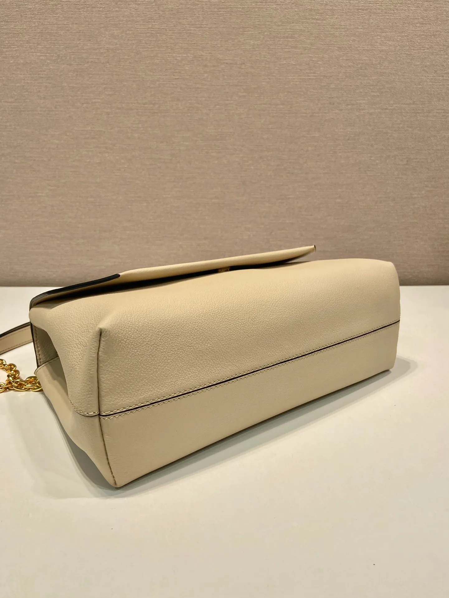💰1720🎉New small size🎉1BD371 women's model🎉🎉 This new women's bag is made of imported calfskin with imported lambskin inside. With a flip-top design, the iron strap can be lengthened or shortened, and can be carried on the shoulder or across the body. It can be exchanged on different occasions, the space is large, and the upper body effect is very beautiful👍👍Hurry up and get it, it is worth owning. 👏👏 Length 29x Height 16x Bottom 9.5cm👏👏👏🎉🎉🎉