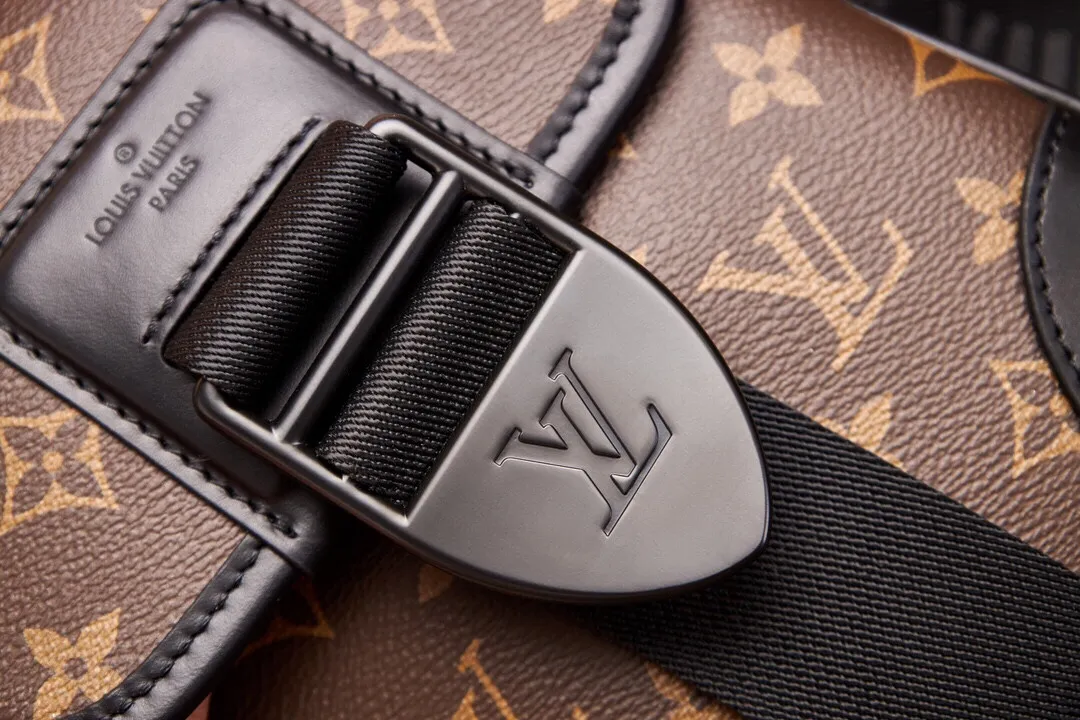 P¥700👉nfc dynamic chip version👈【Top inspection-free all-steel hardware】This Archy small messenger bag is made of Monogram Macassar canvas and leather trim, and then uses leather corners and trim to highlight its elegant style. The detachable and adjustable jacquard shoulder strap features the Louis Vuitton logo. Monogram Macassar coated canvas - cow leather trim - fabric lining - metal hardware - magnetic flap closure - zippered back pocket - internal patch pocket - shoulder strap: non-detachable, adjustable! ! Model: M46442; Size: 16x22x7CM