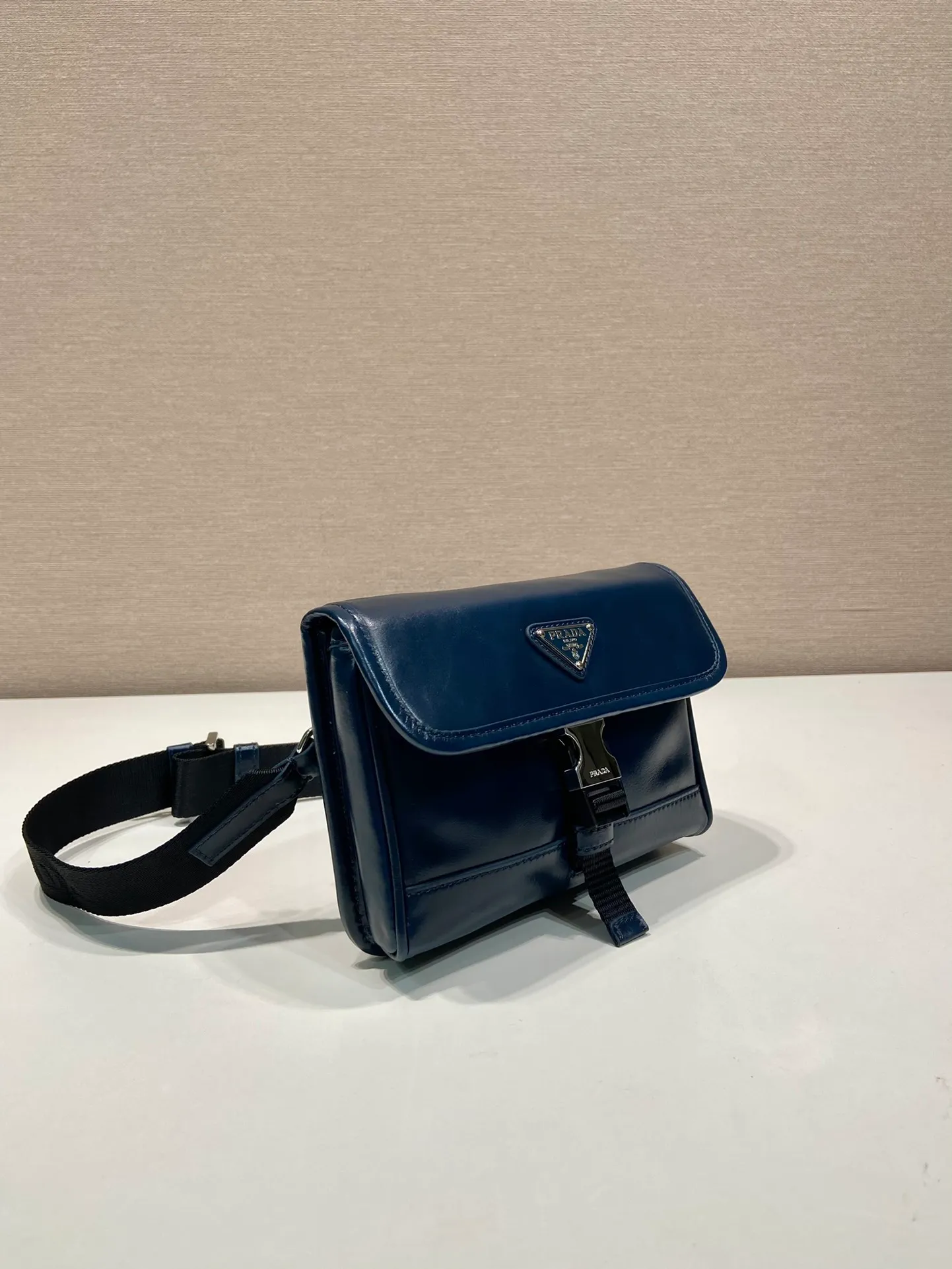 💰900🎉 Oil wax leather small messenger bag 🎉 2ZH108 mobile phone bag 🎉 This small messenger bag is made of oil wax leather 🎉 Equipped with a detachable and adjustable wide nylon shoulder strap. For the now super popular small bag trend, it is definitely worth buying! And it has an inexplicable retro feeling🙊I like the design of PRD so much. It is fashionable😘I recommend this design to be simple and elegant. A triangle logo is enough to show the fashionable atmosphere of personality. It is easy to use for daily use. It is recommended for men and women. 👧🏻➕👨🏻, length 18x height 13x bottom 3cm👏👏👏💰💰💰