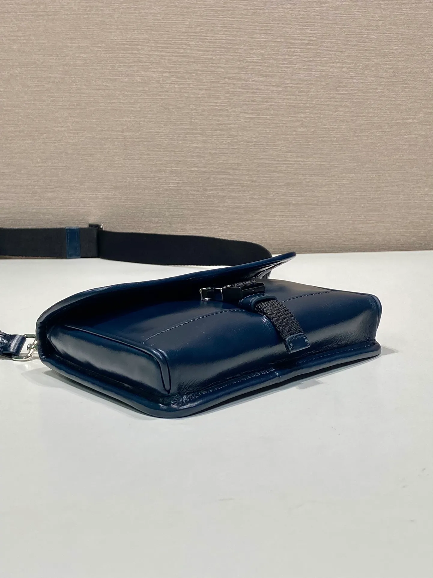 💰900🎉 Oil wax leather small messenger bag 🎉 2ZH108 mobile phone bag 🎉 This small messenger bag is made of oil wax leather 🎉 Equipped with a detachable and adjustable wide nylon shoulder strap. For the now super popular small bag trend, it is definitely worth buying! And it has an inexplicable retro feeling🙊I like the design of PRD so much. It is fashionable😘I recommend this design to be simple and elegant. A triangle logo is enough to show the fashionable atmosphere of personality. It is easy to use for daily use. It is recommended for men and women. 👧🏻➕👨🏻, length 18x height 13x bottom 3cm👏👏👏💰💰💰