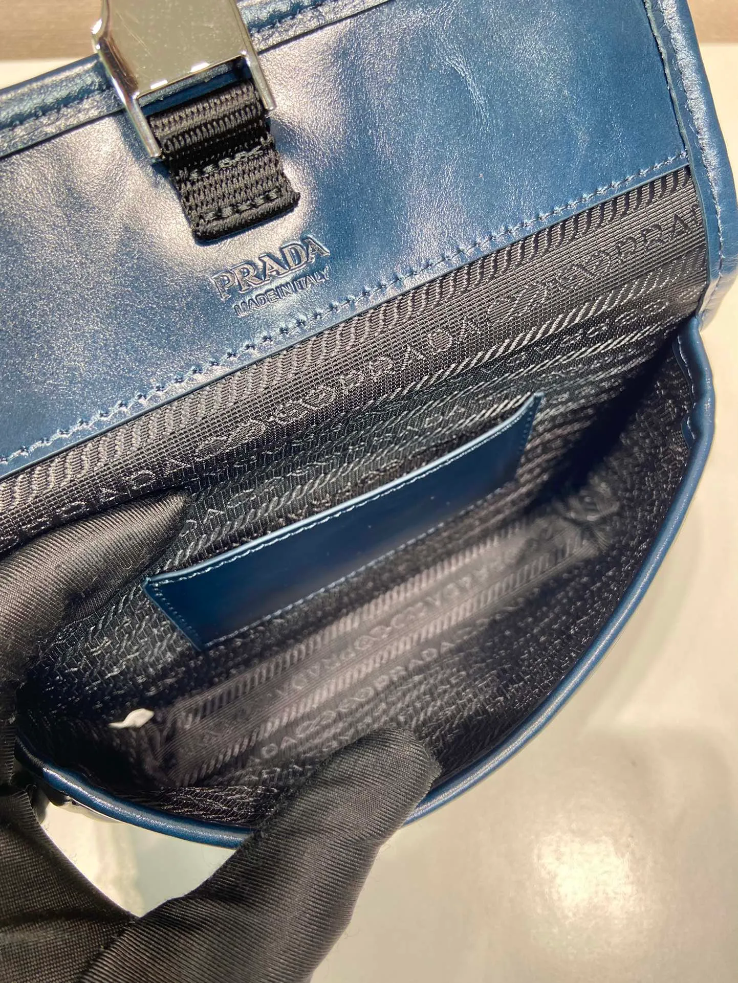 💰900🎉 Oil wax leather small messenger bag 🎉 2ZH108 mobile phone bag 🎉 This small messenger bag is made of oil wax leather 🎉 Equipped with a detachable and adjustable wide nylon shoulder strap. For the now super popular small bag trend, it is definitely worth buying! And it has an inexplicable retro feeling🙊I like the design of PRD so much. It is fashionable😘I recommend this design to be simple and elegant. A triangle logo is enough to show the fashionable atmosphere of personality. It is easy to use for daily use. It is recommended for men and women. 👧🏻➕👨🏻, length 18x height 13x bottom 3cm👏👏👏💰💰💰