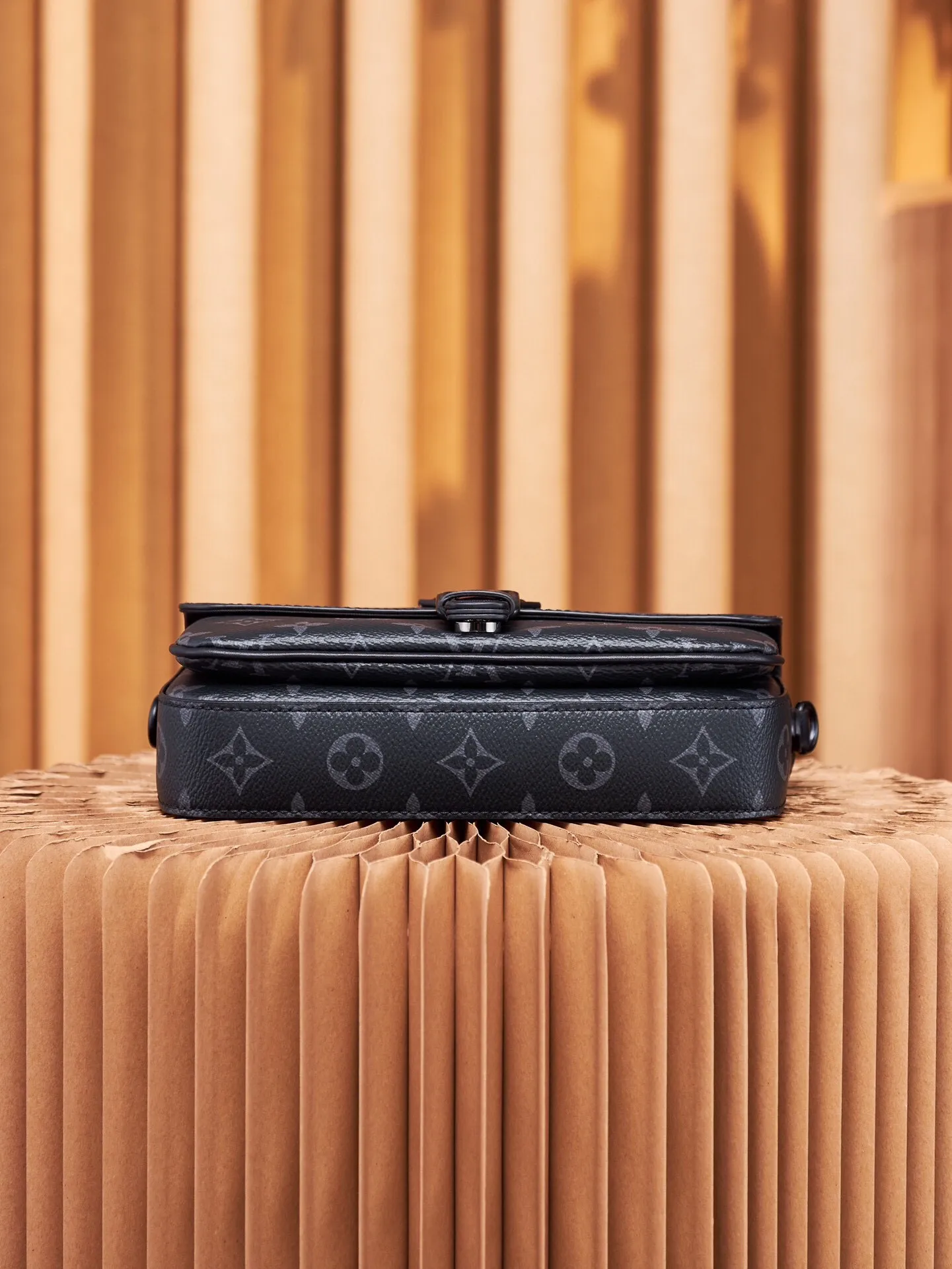 P¥700👉nfc dynamic chip version👈【Top inspection-free all-steel hardware】This Montsouris mini handbag draws inspiration from the 1994 Montsouris handbag. It is made of Monogram Eclipse canvas to present a slender configuration, and the iconic buckle on the front is equipped with a magnetic buckle. It has multiple interior pockets and compartments, and a detachable and adjustable shoulder strap for easy shoulder or cross-body wear. Monogram Eclipse coated canvas, cow leather trim, fabric lining, metal hardware, compartment, interior patch pocket, magnetic flap closure, shoulder strap: removable and adjustable! ! Model: M83567; Size: 22x12x6CM