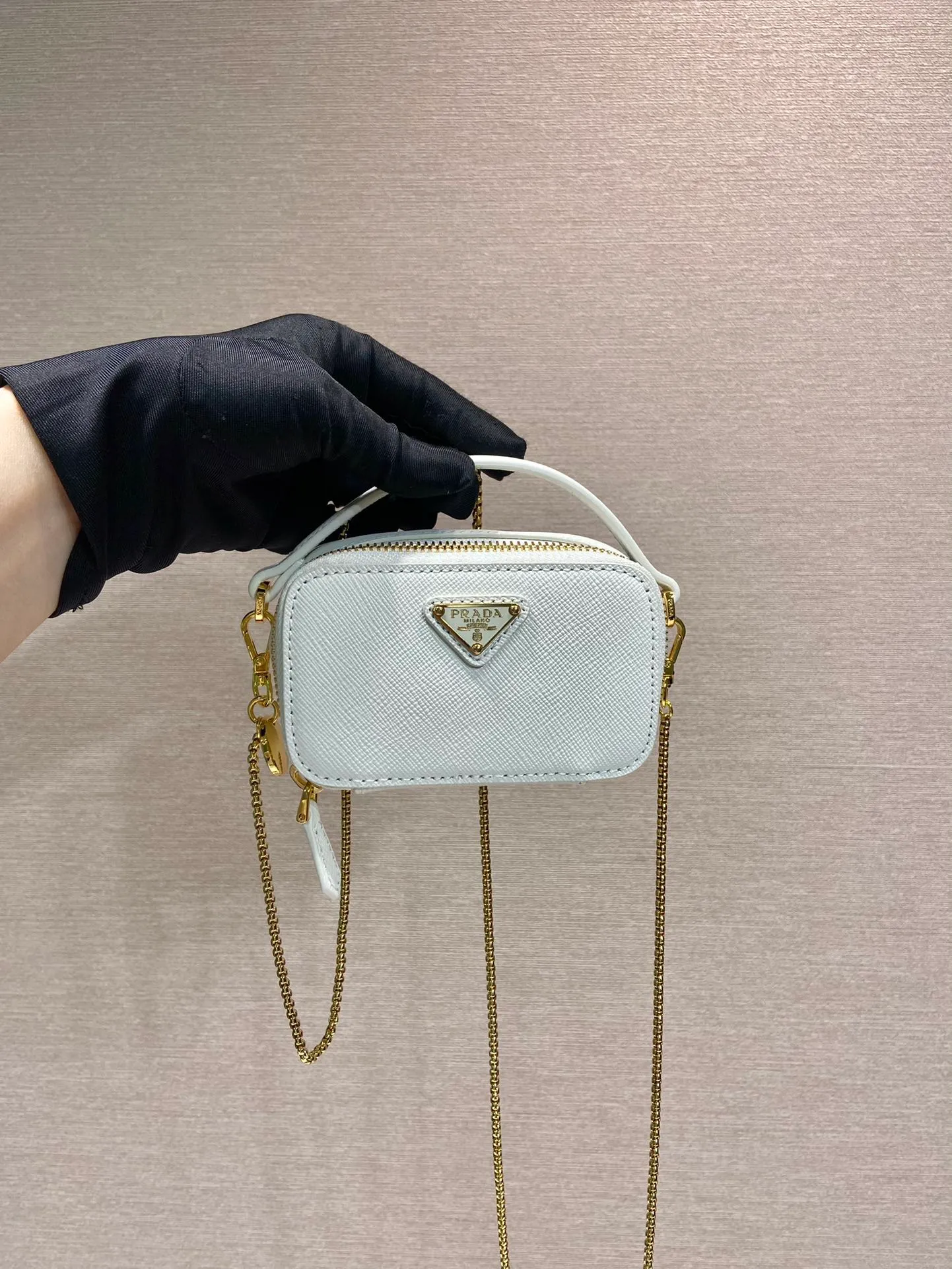 💰960🎉Mini cross-body bag🎉1NR025 cross-grain cowhide🎉🎉 This exquisite cross-grain cowhide mini bag presents smooth and harmonious lines. Featuring leather handles and a detachable chain shoulder strap, featuring the signature triangle logo in enameled metal. My wife is lovely and worth having. Hurry up and get it🎉🎉Length 11x Height 6.5x Bottom 2.5cm🎉🎉👏👏