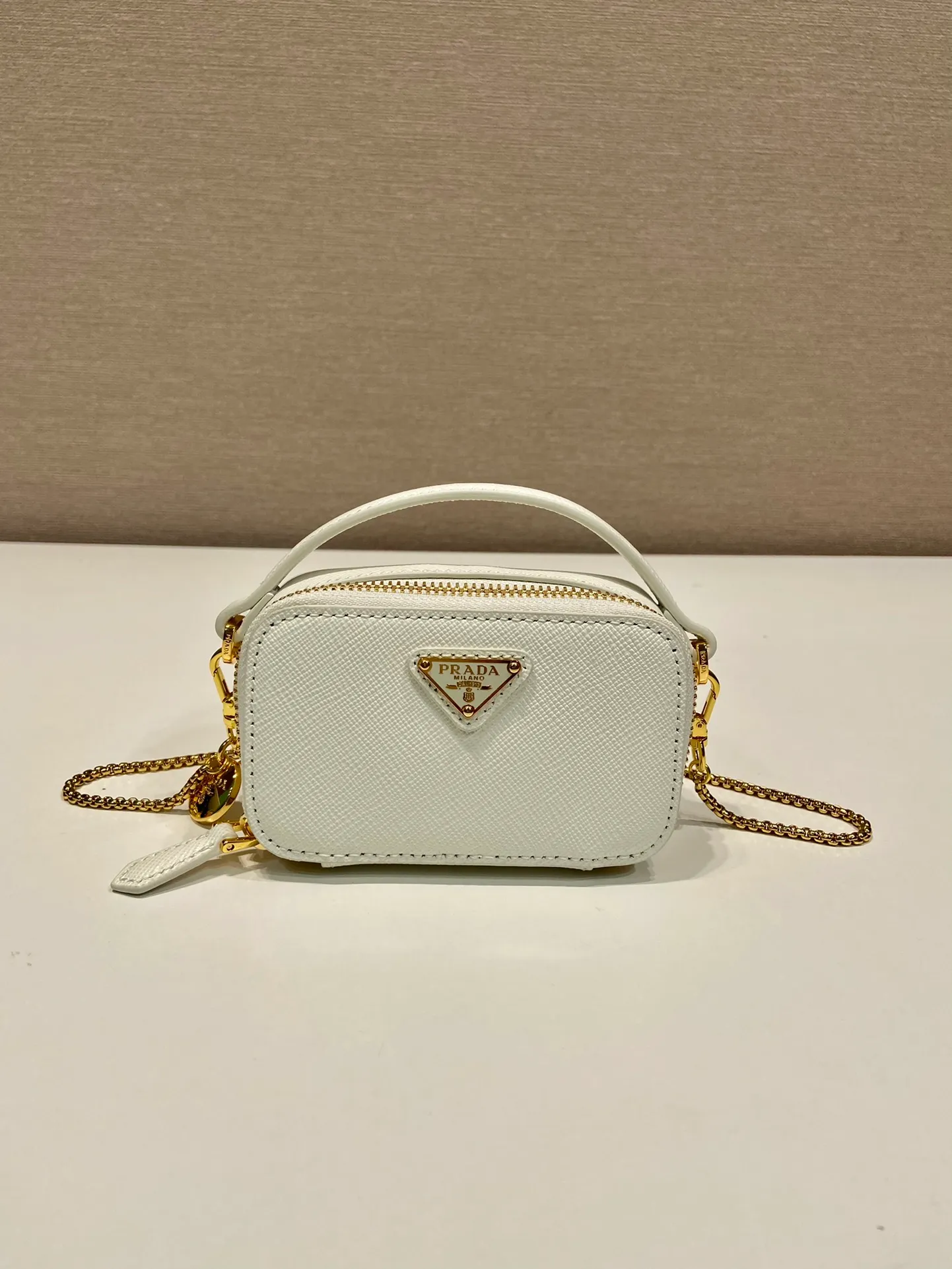 💰960🎉Mini cross-body bag🎉1NR025 cross-grain cowhide🎉🎉 This exquisite cross-grain cowhide mini bag presents smooth and harmonious lines. Featuring leather handles and a detachable chain shoulder strap, featuring the signature triangle logo in enameled metal. My wife is lovely and worth having. Hurry up and get it🎉🎉Length 11x Height 6.5x Bottom 2.5cm🎉🎉👏👏