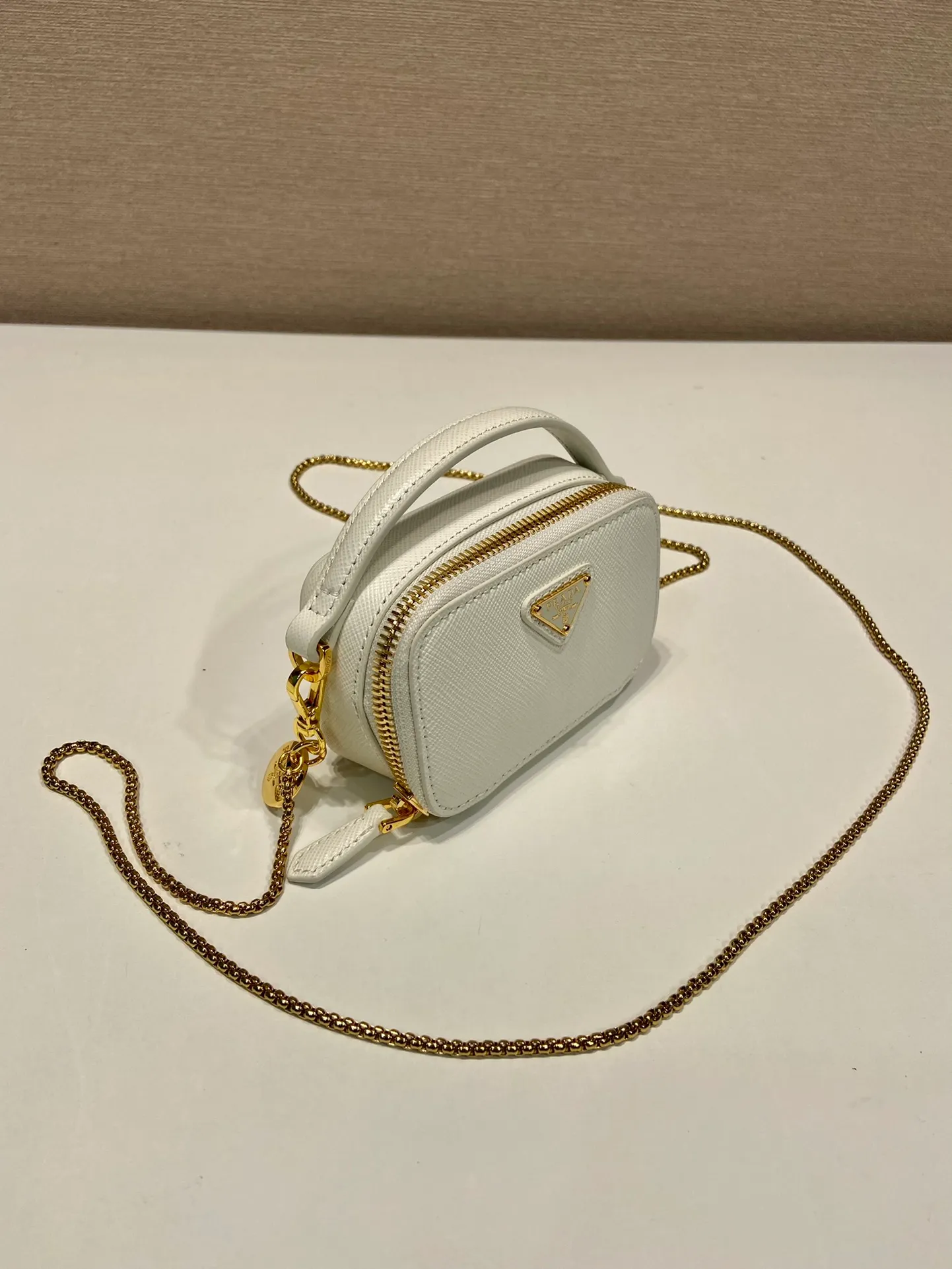 💰960🎉Mini cross-body bag🎉1NR025 cross-grain cowhide🎉🎉 This exquisite cross-grain cowhide mini bag presents smooth and harmonious lines. Featuring leather handles and a detachable chain shoulder strap, featuring the signature triangle logo in enameled metal. My wife is lovely and worth having. Hurry up and get it🎉🎉Length 11x Height 6.5x Bottom 2.5cm🎉🎉👏👏