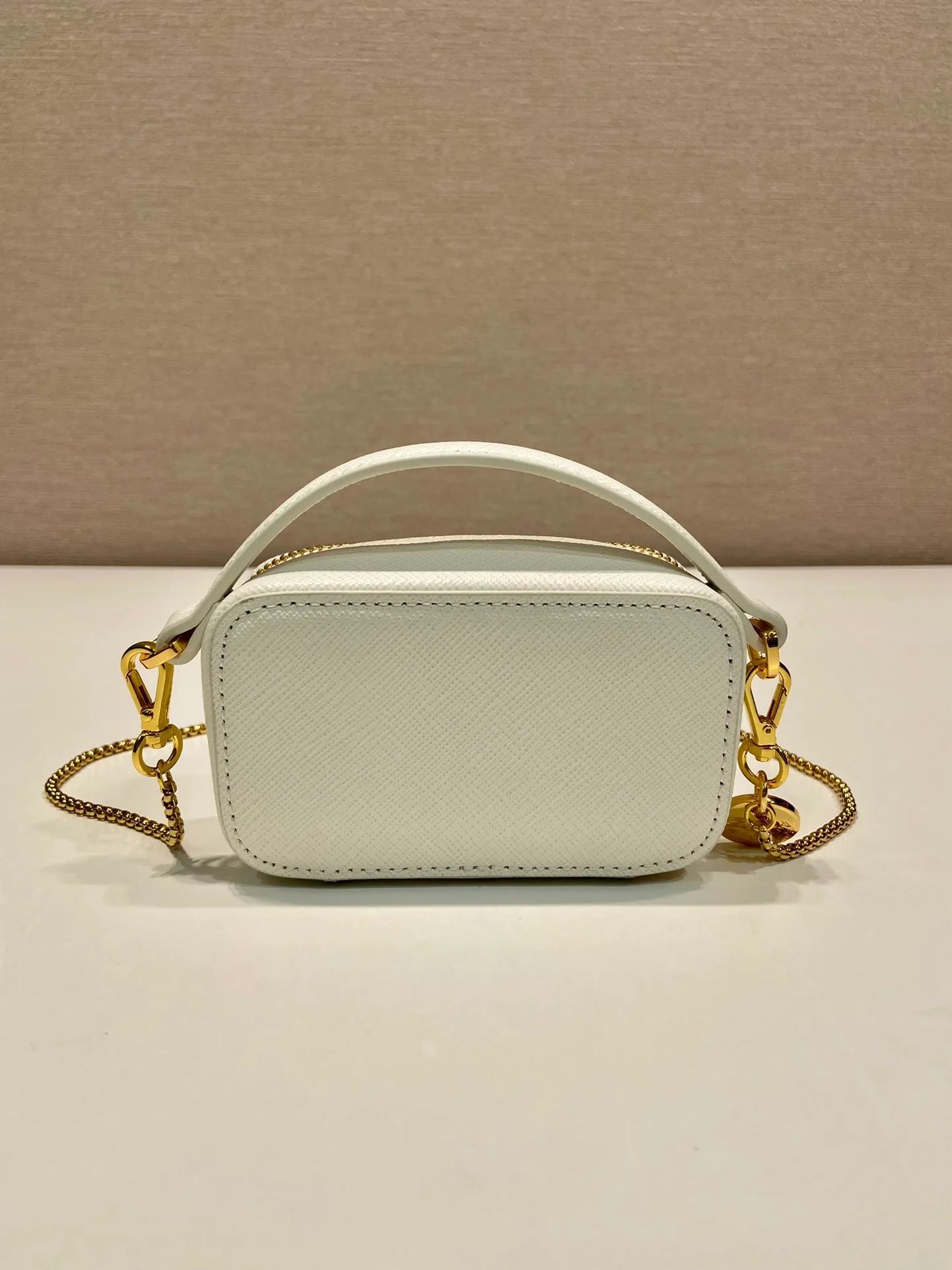 💰960🎉Mini cross-body bag🎉1NR025 cross-grain cowhide🎉🎉 This exquisite cross-grain cowhide mini bag presents smooth and harmonious lines. Featuring leather handles and a detachable chain shoulder strap, featuring the signature triangle logo in enameled metal. My wife is lovely and worth having. Hurry up and get it🎉🎉Length 11x Height 6.5x Bottom 2.5cm🎉🎉👏👏
