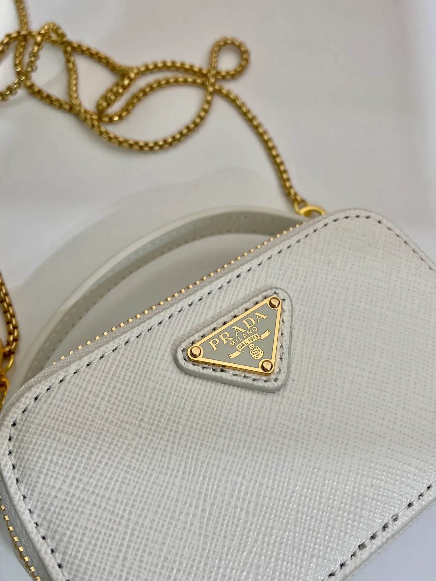 💰960🎉Mini cross-body bag🎉1NR025 cross-grain cowhide🎉🎉 This exquisite cross-grain cowhide mini bag presents smooth and harmonious lines. Featuring leather handles and a detachable chain shoulder strap, featuring the signature triangle logo in enameled metal. My wife is lovely and worth having. Hurry up and get it🎉🎉Length 11x Height 6.5x Bottom 2.5cm🎉🎉👏👏