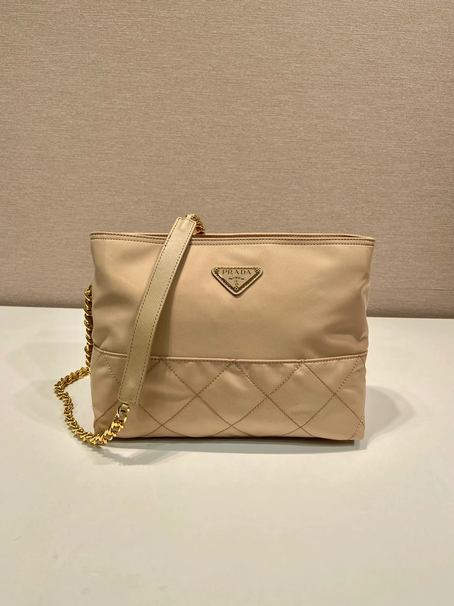 💰1060🎉Middle-hand crossbody bag🎉🎉🎉1BD645🎉🎉 This Vintage middle-aged chain diamond hobo bag has a great design👏👏 Purely handmade nylon rhombus design, can be worn on one shoulder or crossbody, and the imported black gold chain is really the eternal theme of vintage😘😘It is simple and elegant, with large capacity and space👍The upper body is particularly trendy, versatile and fashionable. No matter casual or formal, they all have a stable temperament. Hurry up and get it🙊I love this second-hand hobo bag😘😘 Length 25x Height 21x Bottom 8cm