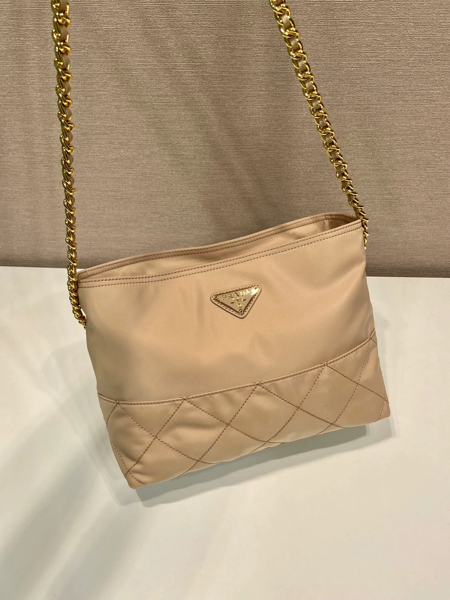 💰1060🎉Middle-hand crossbody bag🎉🎉🎉1BD645🎉🎉 This Vintage middle-aged chain diamond hobo bag has a great design👏👏 Purely handmade nylon rhombus design, can be worn on one shoulder or crossbody, and the imported black gold chain is really the eternal theme of vintage😘😘It is simple and elegant, with large capacity and space👍The upper body is particularly trendy, versatile and fashionable. No matter casual or formal, they all have a stable temperament. Hurry up and get it🙊I love this second-hand hobo bag😘😘 Length 25x Height 21x Bottom 8cm