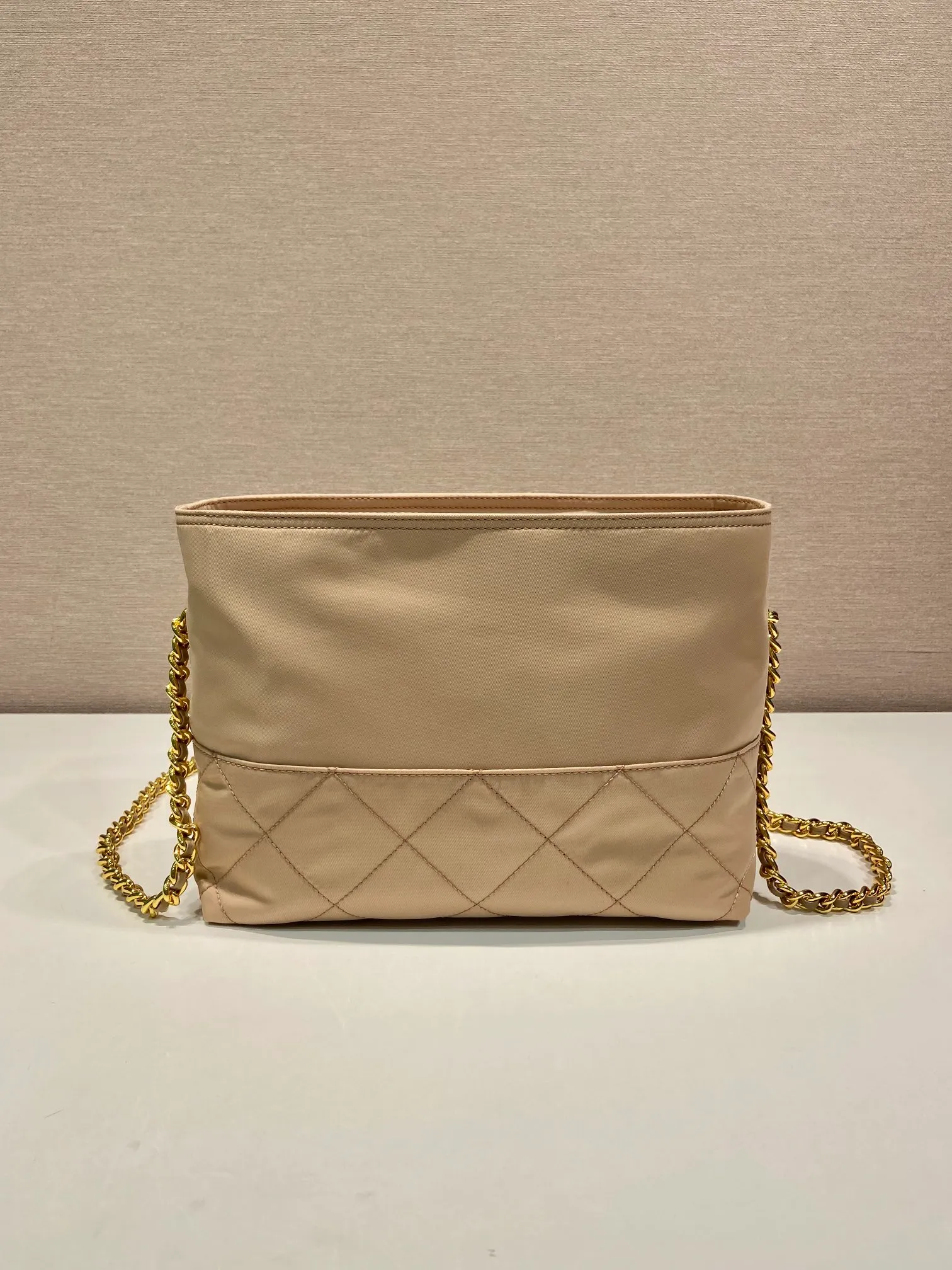 💰1060🎉Middle-hand crossbody bag🎉🎉🎉1BD645🎉🎉 This Vintage middle-aged chain diamond hobo bag has a great design👏👏 Purely handmade nylon rhombus design, can be worn on one shoulder or crossbody, and the imported black gold chain is really the eternal theme of vintage😘😘It is simple and elegant, with large capacity and space👍The upper body is particularly trendy, versatile and fashionable. No matter casual or formal, they all have a stable temperament. Hurry up and get it🙊I love this second-hand hobo bag😘😘 Length 25x Height 21x Bottom 8cm