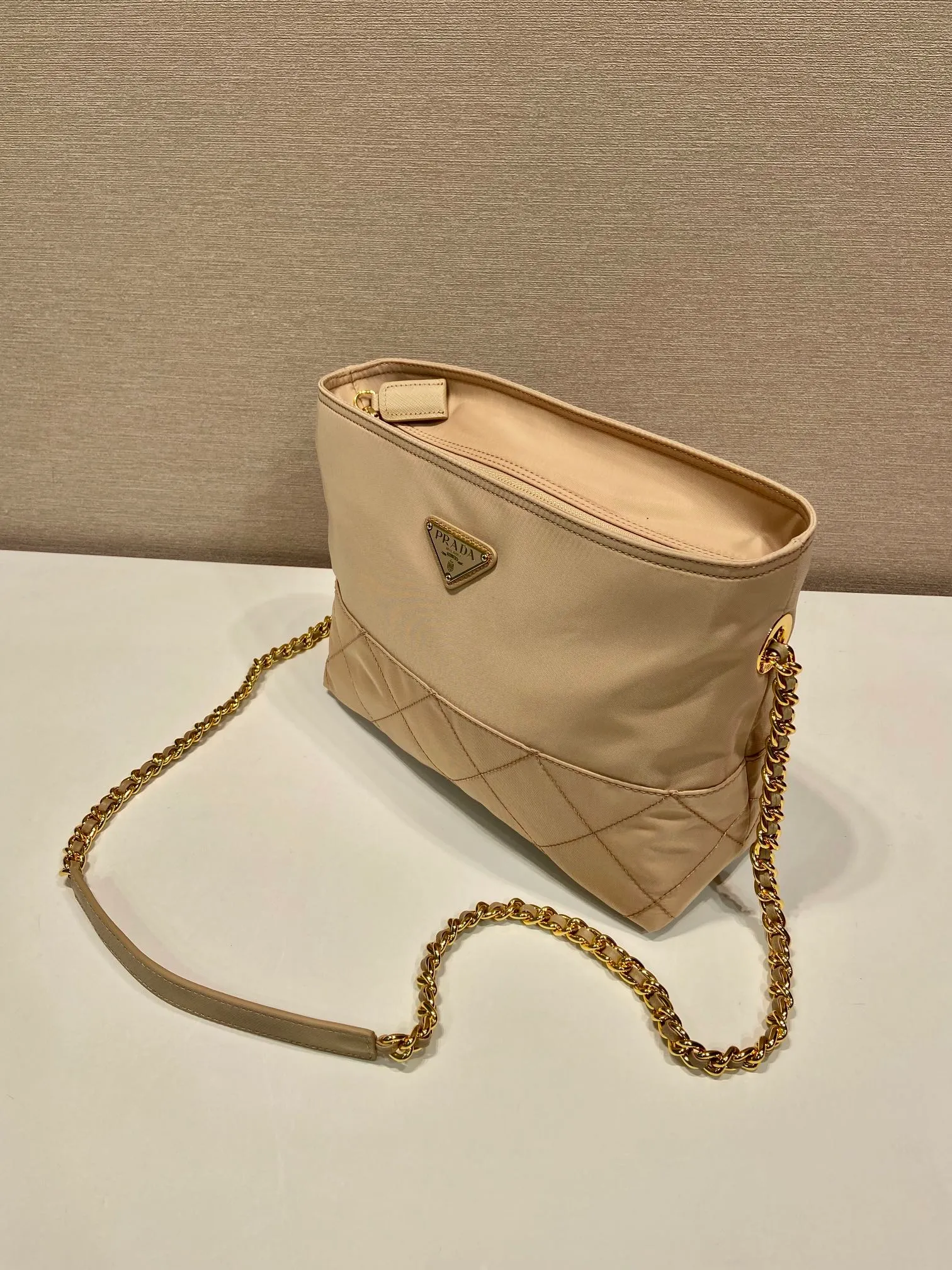 💰1060🎉Middle-hand crossbody bag🎉🎉🎉1BD645🎉🎉 This Vintage middle-aged chain diamond hobo bag has a great design👏👏 Purely handmade nylon rhombus design, can be worn on one shoulder or crossbody, and the imported black gold chain is really the eternal theme of vintage😘😘It is simple and elegant, with large capacity and space👍The upper body is particularly trendy, versatile and fashionable. No matter casual or formal, they all have a stable temperament. Hurry up and get it🙊I love this second-hand hobo bag😘😘 Length 25x Height 21x Bottom 8cm