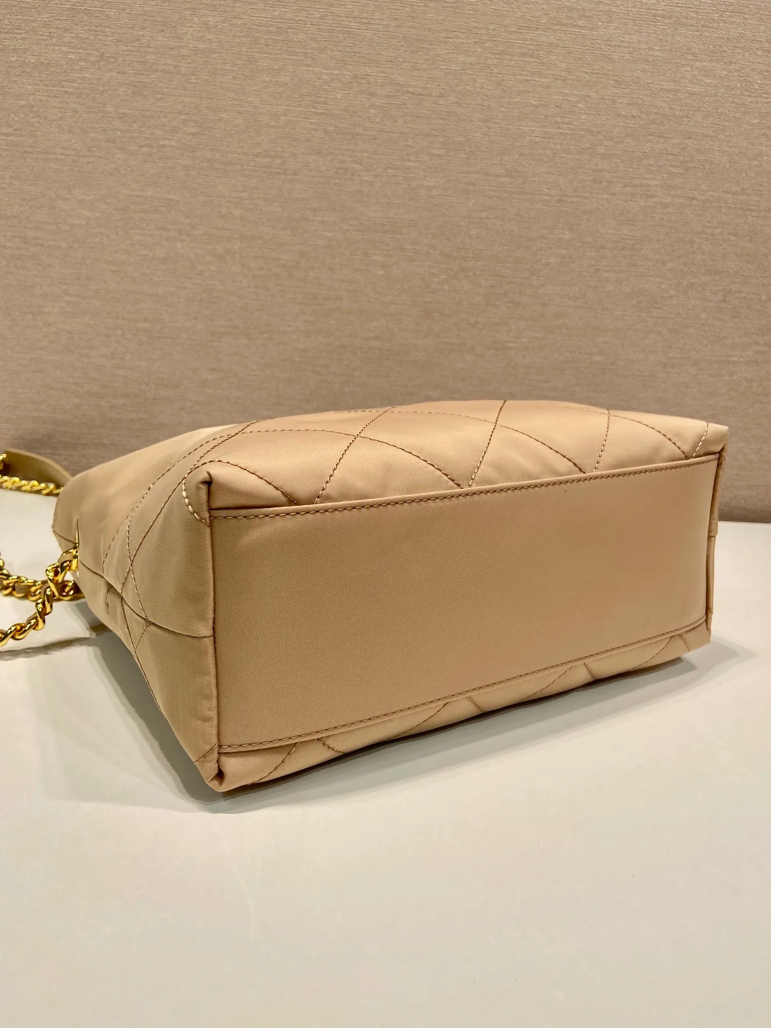 💰1060🎉Middle-hand crossbody bag🎉🎉🎉1BD645🎉🎉 This Vintage middle-aged chain diamond hobo bag has a great design👏👏 Purely handmade nylon rhombus design, can be worn on one shoulder or crossbody, and the imported black gold chain is really the eternal theme of vintage😘😘It is simple and elegant, with large capacity and space👍The upper body is particularly trendy, versatile and fashionable. No matter casual or formal, they all have a stable temperament. Hurry up and get it🙊I love this second-hand hobo bag😘😘 Length 25x Height 21x Bottom 8cm