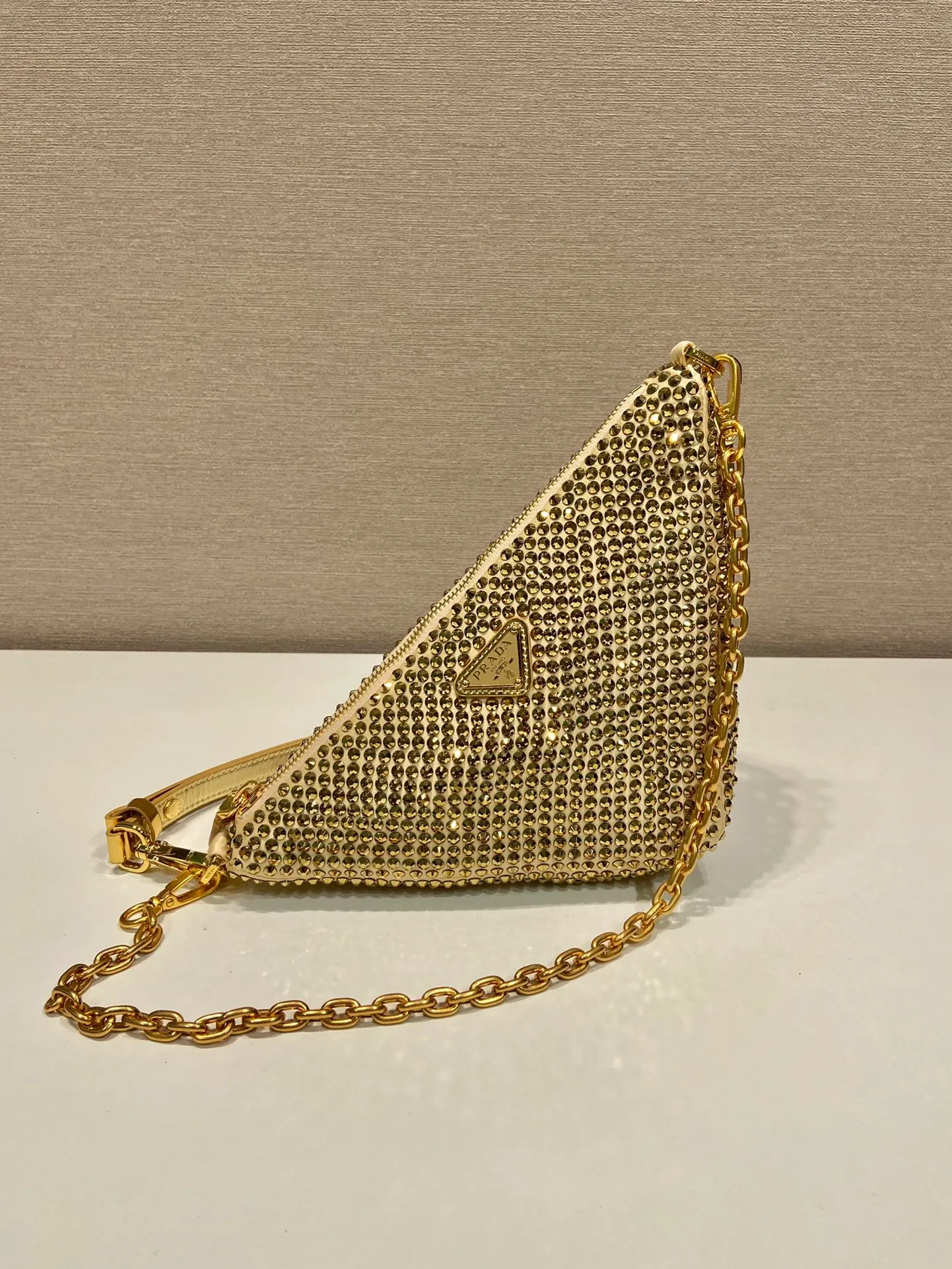 💰1260🎉Crystal triangle bag🎉1BC190 upgraded version🎉🎉 This one is decorated with full-body imitation crystals, detachable and adjustable leather handles, detachable chain handles, handbags/shoulder straps/crossbody, all can be used☺️It’s so perfect🎉🎉Blingbling effect is very eye-catching, cool and cool, and it is an Internet celebrity. Hurry up and get it, maybe babies 🎉🎉 Length 26x height 15x base 6cm🎉🎉🎉💰💰💰
