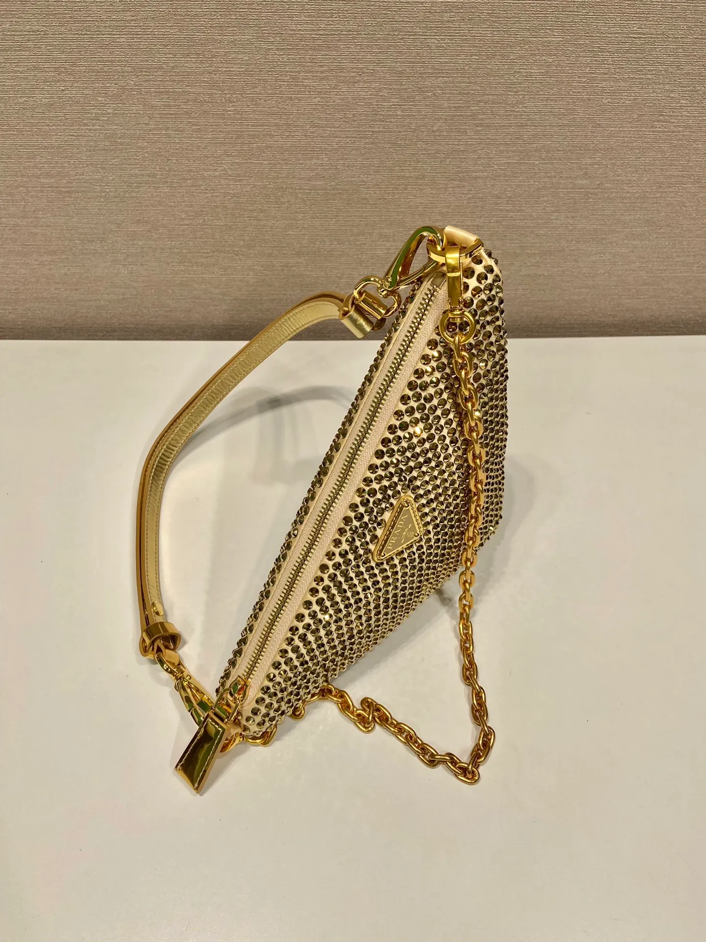 💰1260🎉Crystal triangle bag🎉1BC190 upgraded version🎉🎉 This one is decorated with full-body imitation crystals, detachable and adjustable leather handles, detachable chain handles, handbags/shoulder straps/crossbody, all can be used☺️It’s so perfect🎉🎉Blingbling effect is very eye-catching, cool and cool, and it is an Internet celebrity. Hurry up and get it, maybe babies 🎉🎉 Length 26x height 15x base 6cm🎉🎉🎉💰💰💰