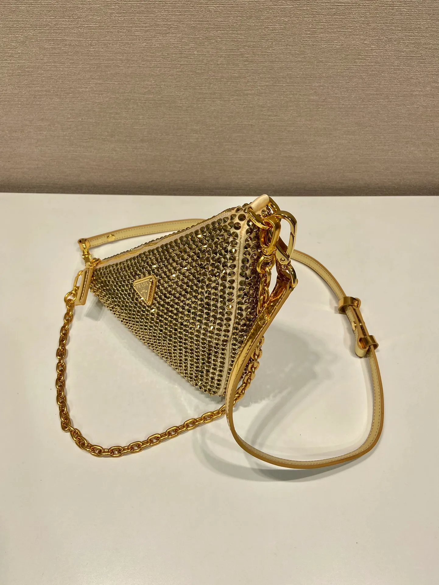 💰1260🎉Crystal triangle bag🎉1BC190 upgraded version🎉🎉 This one is decorated with full-body imitation crystals, detachable and adjustable leather handles, detachable chain handles, handbags/shoulder straps/crossbody, all can be used☺️It’s so perfect🎉🎉Blingbling effect is very eye-catching, cool and cool, and it is an Internet celebrity. Hurry up and get it, maybe babies 🎉🎉 Length 26x height 15x base 6cm🎉🎉🎉💰💰💰