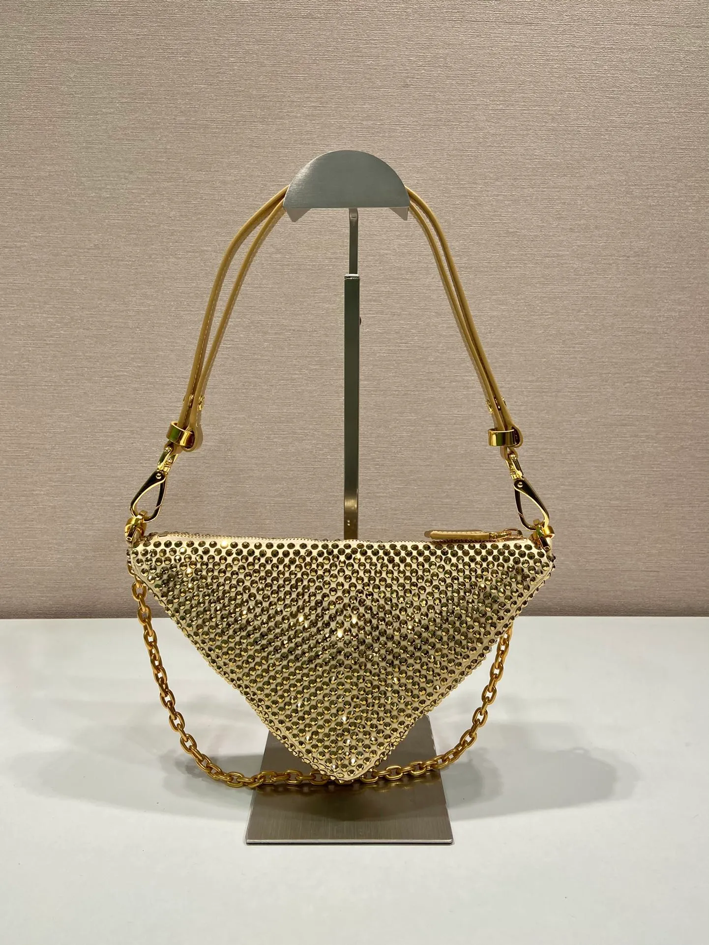 💰1260🎉Crystal triangle bag🎉1BC190 upgraded version🎉🎉 This one is decorated with full-body imitation crystals, detachable and adjustable leather handles, detachable chain handles, handbags/shoulder straps/crossbody, all can be used☺️It’s so perfect🎉🎉Blingbling effect is very eye-catching, cool and cool, and it is an Internet celebrity. Hurry up and get it, maybe babies 🎉🎉 Length 26x height 15x base 6cm🎉🎉🎉💰💰💰