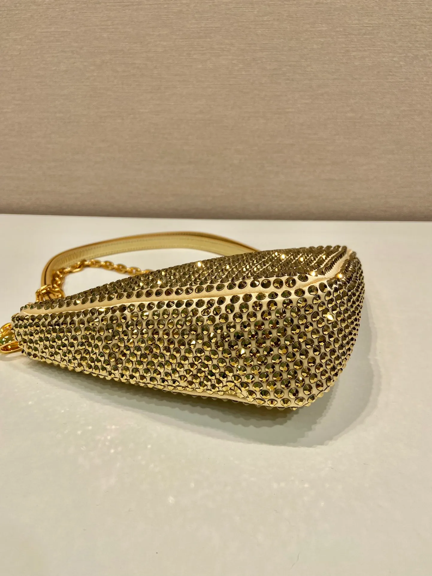 💰1260🎉Crystal triangle bag🎉1BC190 upgraded version🎉🎉 This one is decorated with full-body imitation crystals, detachable and adjustable leather handles, detachable chain handles, handbags/shoulder straps/crossbody, all can be used☺️It’s so perfect🎉🎉Blingbling effect is very eye-catching, cool and cool, and it is an Internet celebrity. Hurry up and get it, maybe babies 🎉🎉 Length 26x height 15x base 6cm🎉🎉🎉💰💰💰