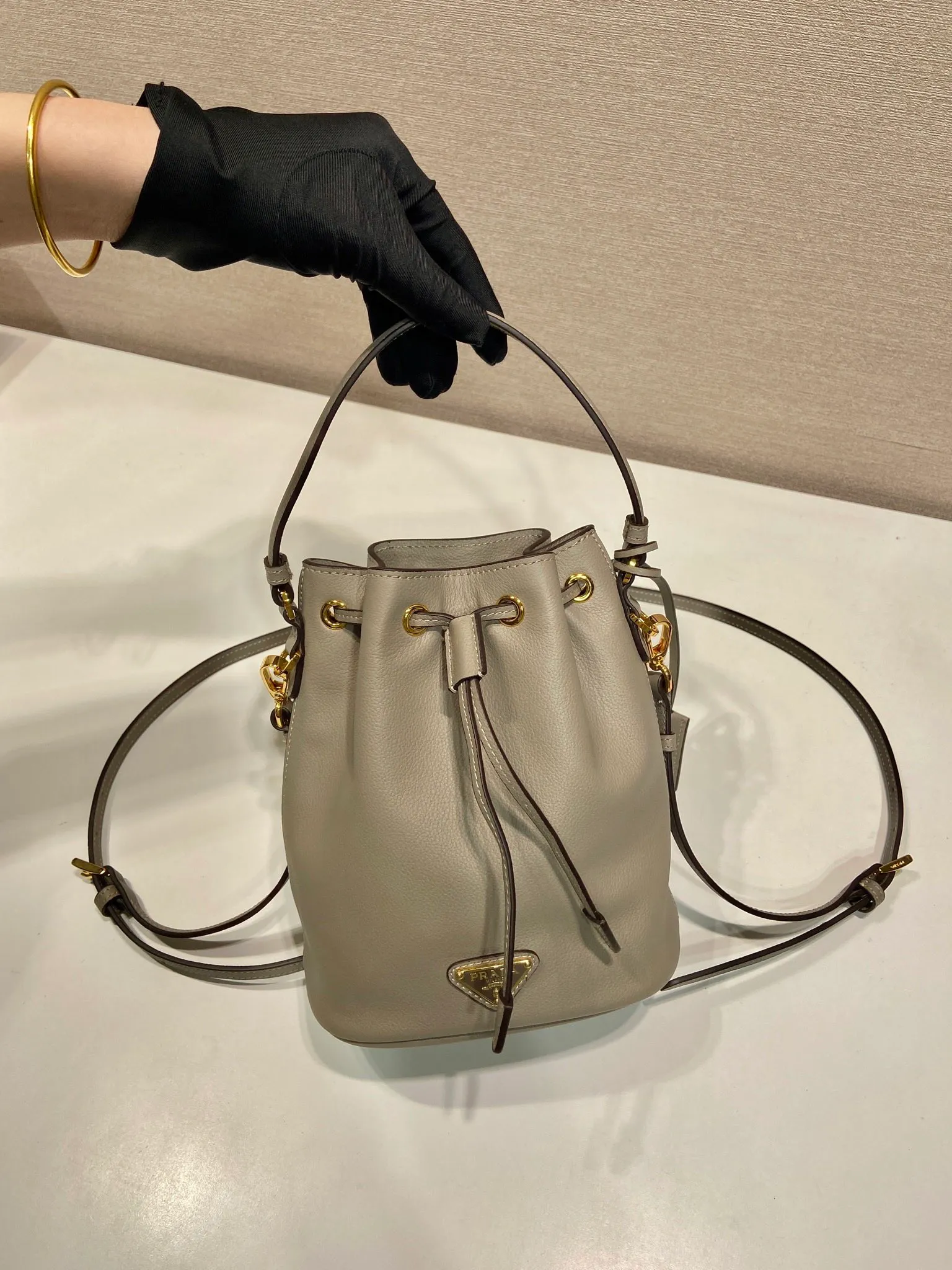 💰1320🎉Calfskin bucket bag🎉1BE067 new product🎉🎉 This bucket bag is made of imported calfskin and top-grade gold hardware, carrying the brand’s original and unique expression of extraordinary beauty. Comes with a detachable and adjustable long leather shoulder strap and leather keychain. Large capacity, light and practical🎉🎉Another popular style that will never go out of style🎉 Length 15.5x Height 19.5x Bottom 10cm