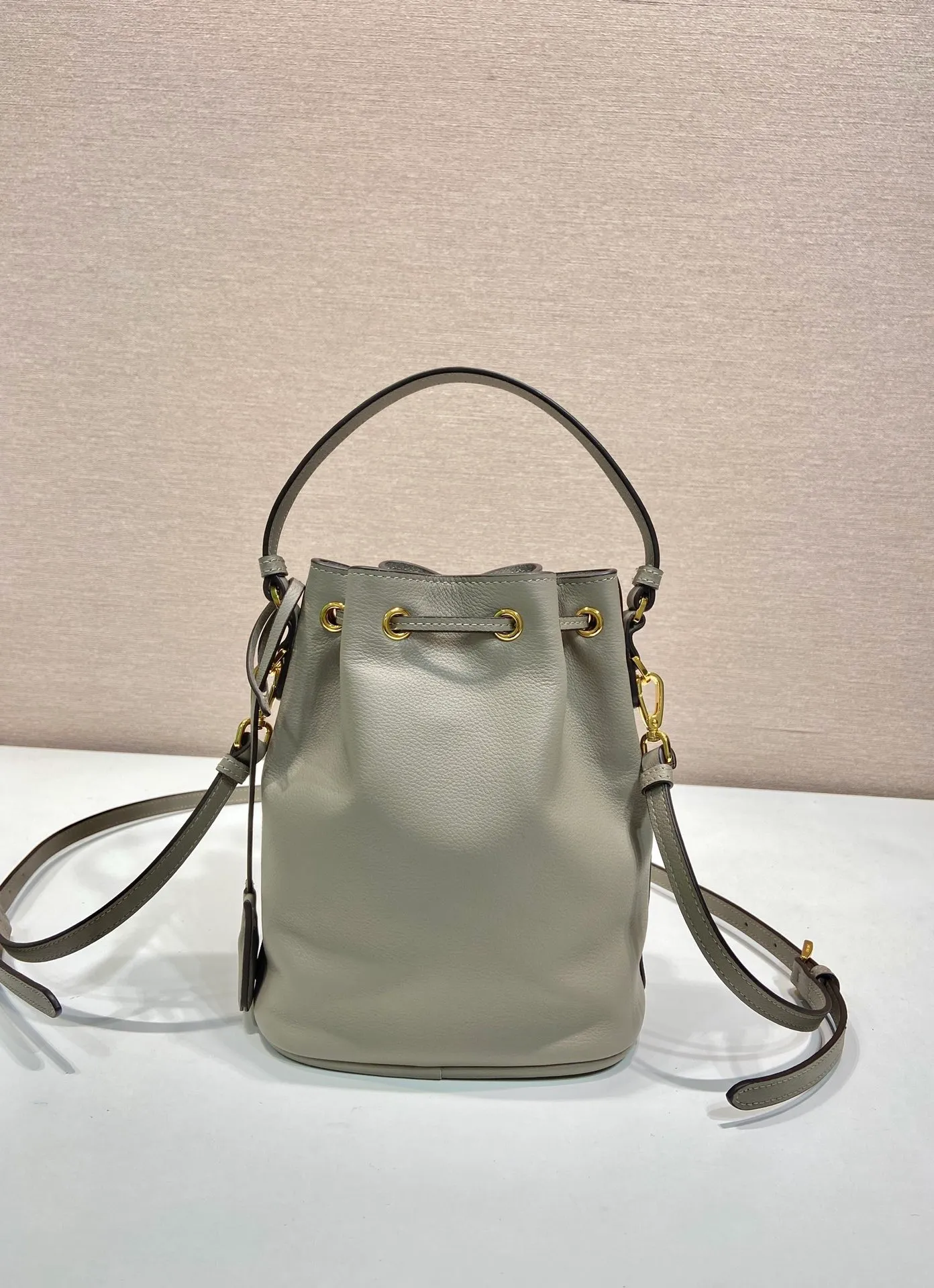 💰1320🎉Calfskin bucket bag🎉1BE067 new product🎉🎉 This bucket bag is made of imported calfskin and top-grade gold hardware, carrying the brand’s original and unique expression of extraordinary beauty. Comes with a detachable and adjustable long leather shoulder strap and leather keychain. Large capacity, light and practical🎉🎉Another popular style that will never go out of style🎉 Length 15.5x Height 19.5x Bottom 10cm