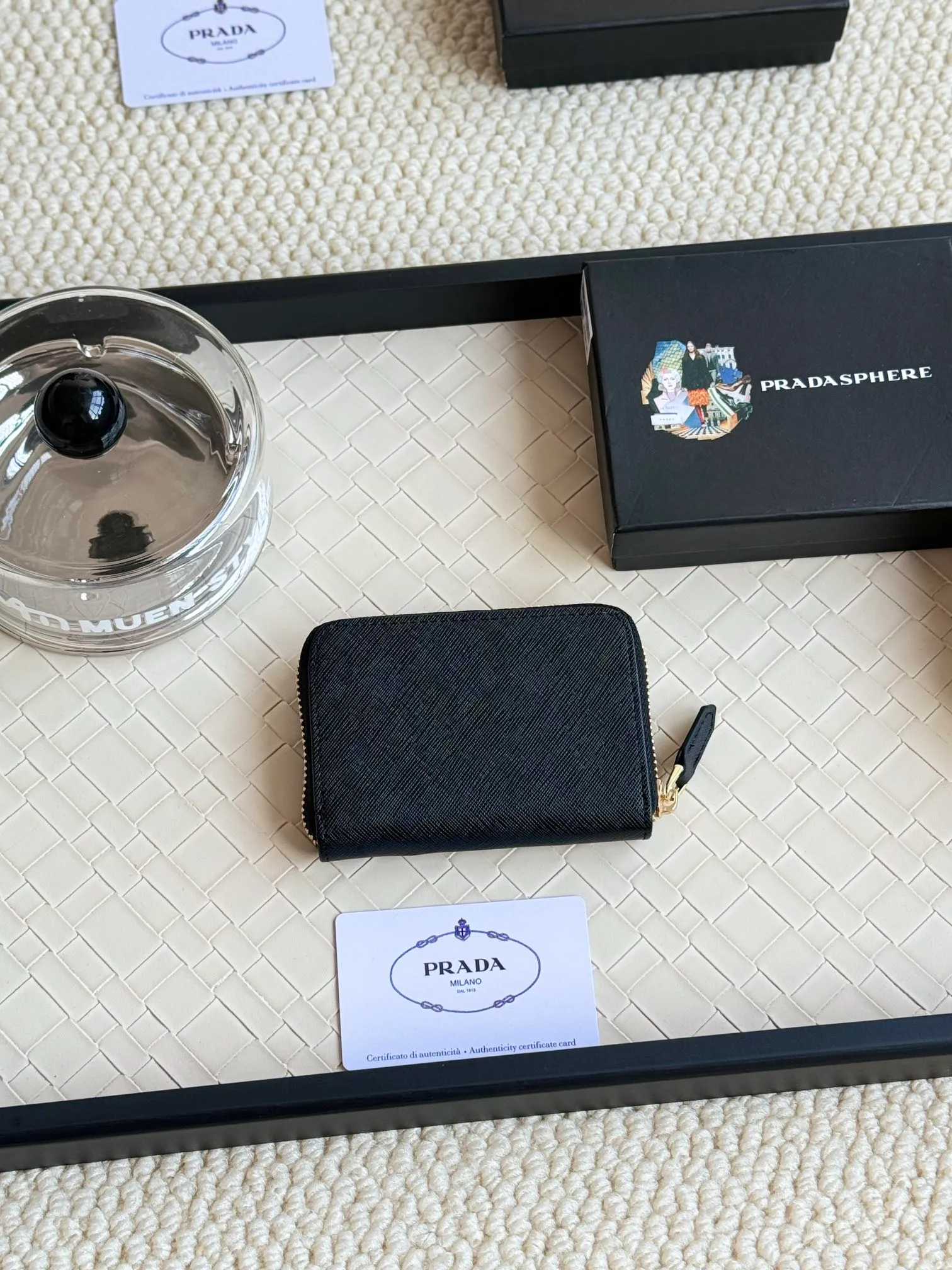 💰140PRADA’s popular genuine pickup bag [love] latest style at the counter, official website synchronization, genuine development, model 2MC553 #Color: black/pictured, excellent cowhide texture, imported thread lining, exquisite and even routing, smooth oil edges, exquisite workmanship, size: 12/9/2.5cm with original packaging box card]