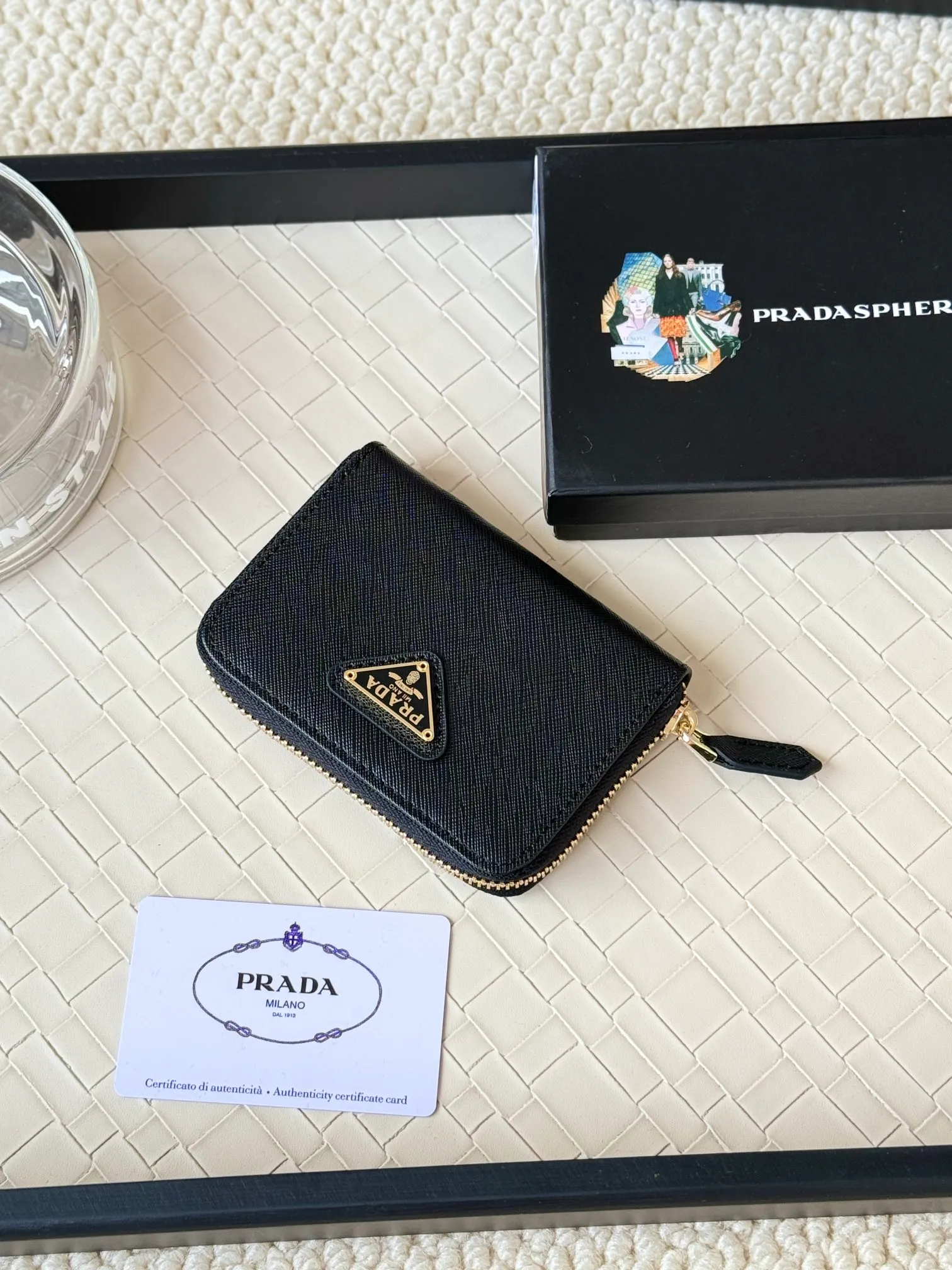 💰140PRADA’s popular genuine pickup bag [love] latest style at the counter, official website synchronization, genuine development, model 2MC553 #Color: black/pictured, excellent cowhide texture, imported thread lining, exquisite and even routing, smooth oil edges, exquisite workmanship, size: 12/9/2.5cm with original packaging box card]
