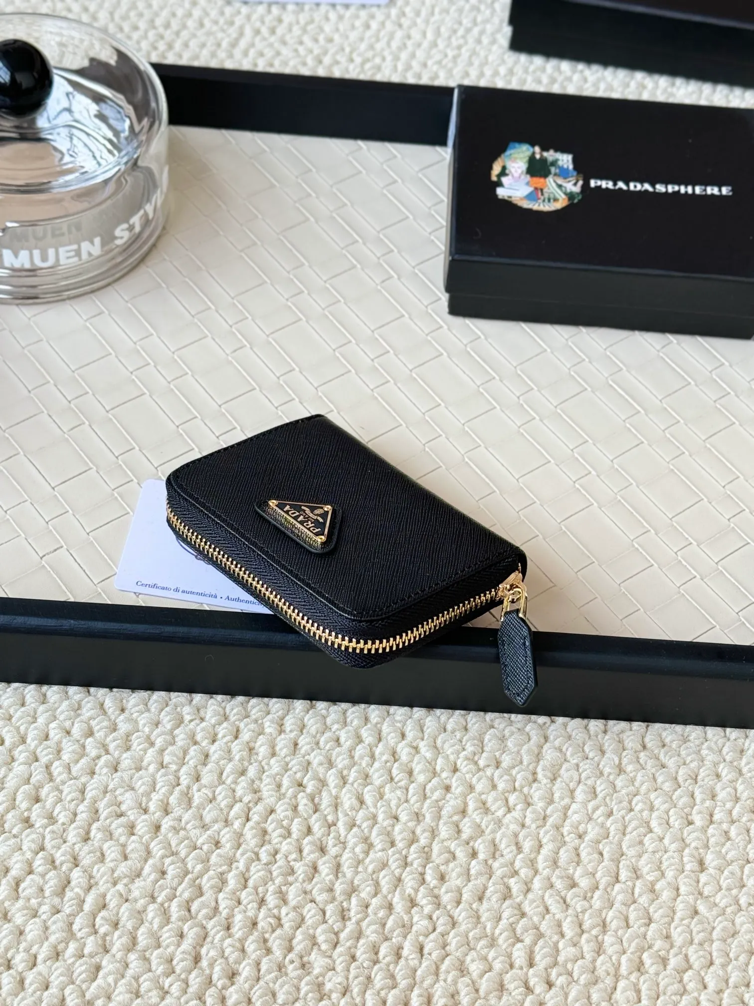 💰140PRADA’s popular genuine pickup bag [love] latest style at the counter, official website synchronization, genuine development, model 2MC553 #Color: black/pictured, excellent cowhide texture, imported thread lining, exquisite and even routing, smooth oil edges, exquisite workmanship, size: 12/9/2.5cm with original packaging box card]