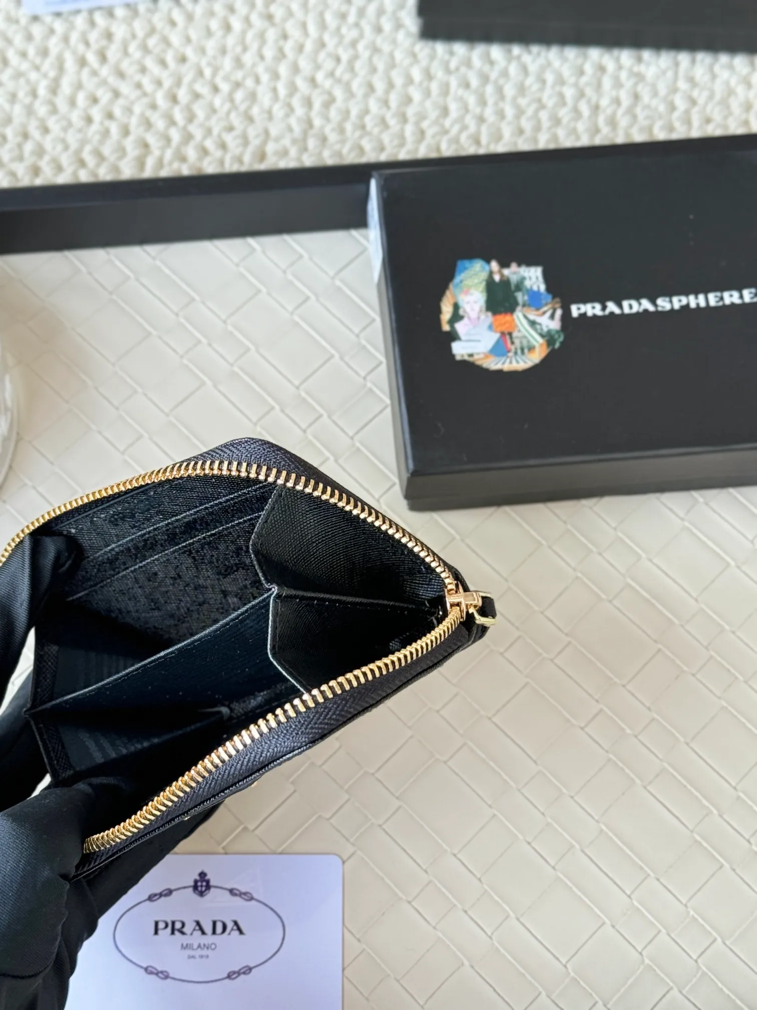 💰140PRADA’s popular genuine pickup bag [love] latest style at the counter, official website synchronization, genuine development, model 2MC553 #Color: black/pictured, excellent cowhide texture, imported thread lining, exquisite and even routing, smooth oil edges, exquisite workmanship, size: 12/9/2.5cm with original packaging box card]