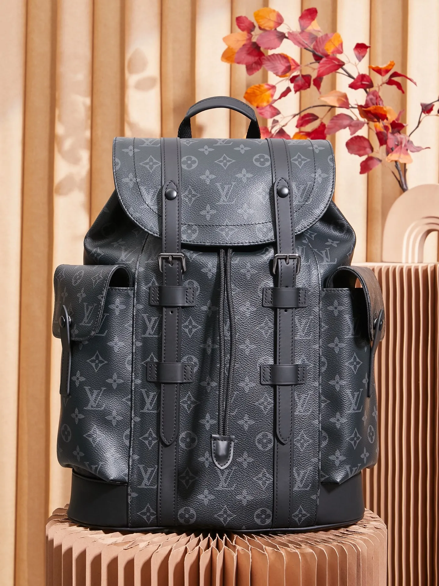 P¥960👉nfc163C01 dynamic chip version👈【Top inspection-free all-steel hardware】𝐂𝐇𝐑𝐈𝐒𝐓𝐎𝐏𝐇𝐄𝐑 Backpack M43735 Black Flower French original leather🇫🇷Pure steel hardware Size: 38*44*12.5cm A unisex backpack, a daily bag that is very suitable for outdoor use. Its attractive design style is quite tasteful and can easily meet the daily travel capacity. It can hold laptops, books, documents, etc., and the flap closure snaps and drawstrings are more layered and retro. It is an almost versatile bag shape! This model has a high utilization rate and is a must-have for daily commuting and traveling. It doesn’t matter how tall you are!