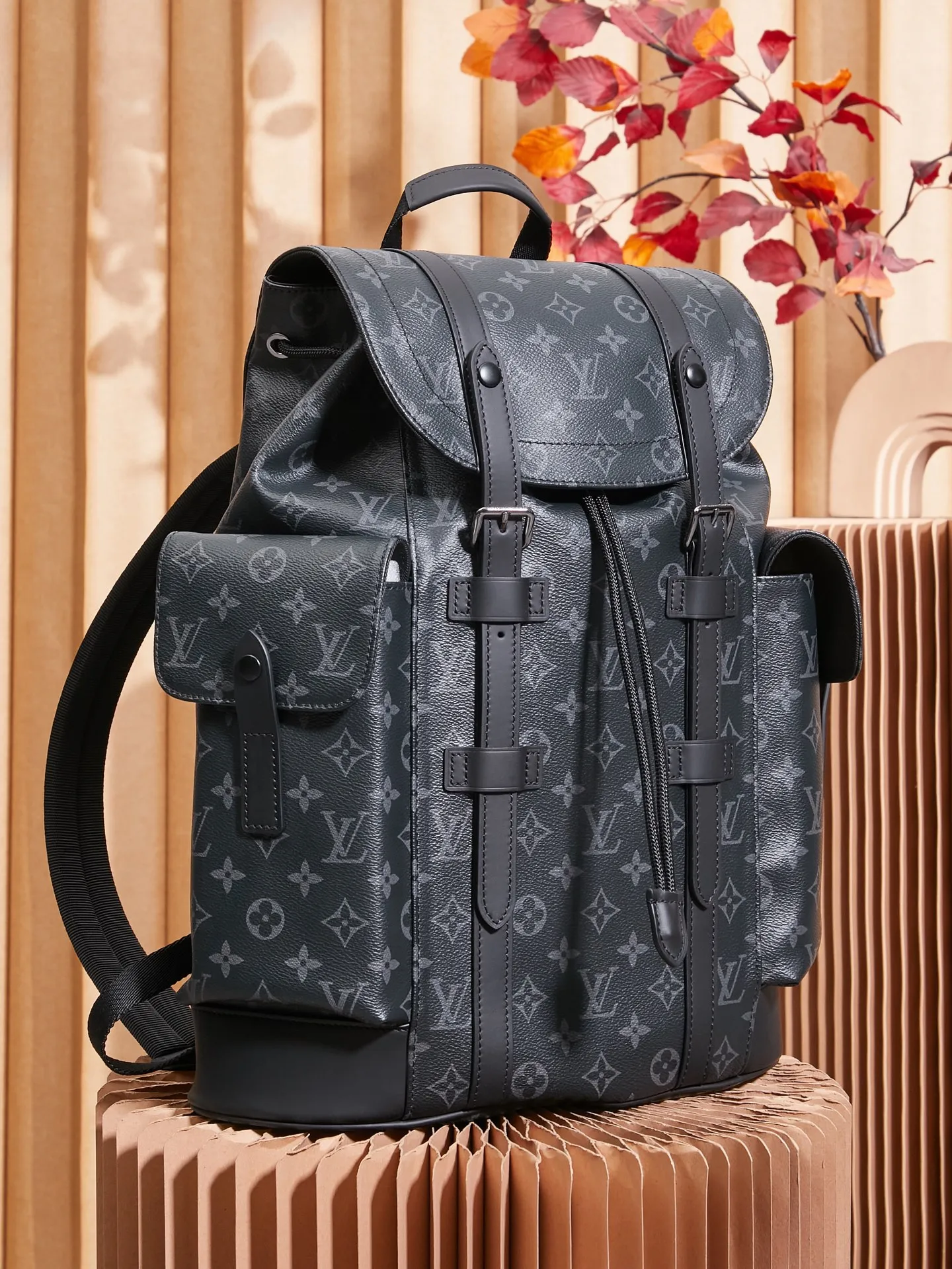 P¥960👉nfc163C01 dynamic chip version👈【Top inspection-free all-steel hardware】𝐂𝐇𝐑𝐈𝐒𝐓𝐎𝐏𝐇𝐄𝐑 Backpack M43735 Black Flower French original leather🇫🇷Pure steel hardware Size: 38*44*12.5cm A unisex backpack, a daily bag that is very suitable for outdoor use. Its attractive design style is quite tasteful and can easily meet the daily travel capacity. It can hold laptops, books, documents, etc., and the flap closure snaps and drawstrings are more layered and retro. It is an almost versatile bag shape! This model has a high utilization rate and is a must-have for daily commuting and traveling. It doesn’t matter how tall you are!