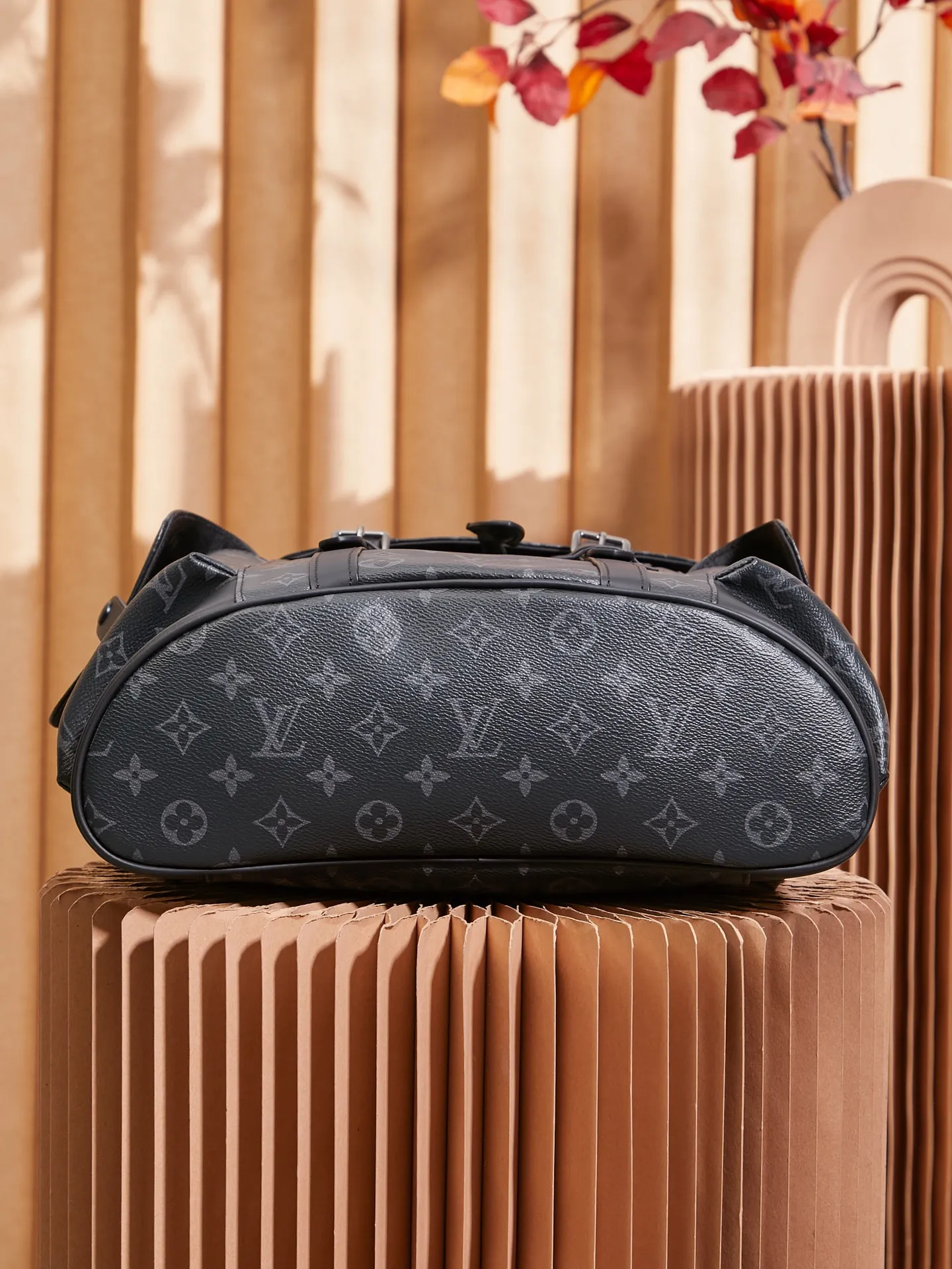 P¥960👉nfc163C01 dynamic chip version👈【Top inspection-free all-steel hardware】𝐂𝐇𝐑𝐈𝐒𝐓𝐎𝐏𝐇𝐄𝐑 Backpack M43735 Black Flower French original leather🇫🇷Pure steel hardware Size: 38*44*12.5cm A unisex backpack, a daily bag that is very suitable for outdoor use. Its attractive design style is quite tasteful and can easily meet the daily travel capacity. It can hold laptops, books, documents, etc., and the flap closure snaps and drawstrings are more layered and retro. It is an almost versatile bag shape! This model has a high utilization rate and is a must-have for daily commuting and traveling. It doesn’t matter how tall you are!