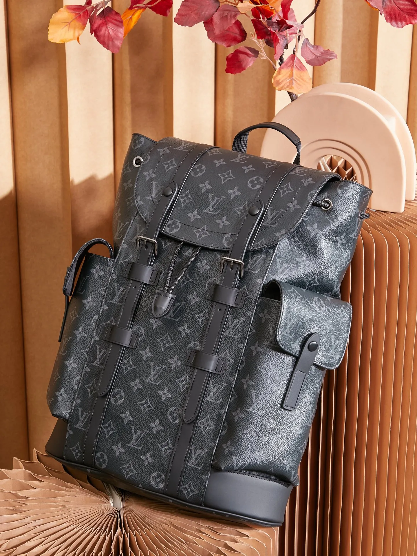 P¥960👉nfc163C01 dynamic chip version👈【Top inspection-free all-steel hardware】𝐂𝐇𝐑𝐈𝐒𝐓𝐎𝐏𝐇𝐄𝐑 Backpack M43735 Black Flower French original leather🇫🇷Pure steel hardware Size: 38*44*12.5cm A unisex backpack, a daily bag that is very suitable for outdoor use. Its attractive design style is quite tasteful and can easily meet the daily travel capacity. It can hold laptops, books, documents, etc., and the flap closure snaps and drawstrings are more layered and retro. It is an almost versatile bag shape! This model has a high utilization rate and is a must-have for daily commuting and traveling. It doesn’t matter how tall you are!