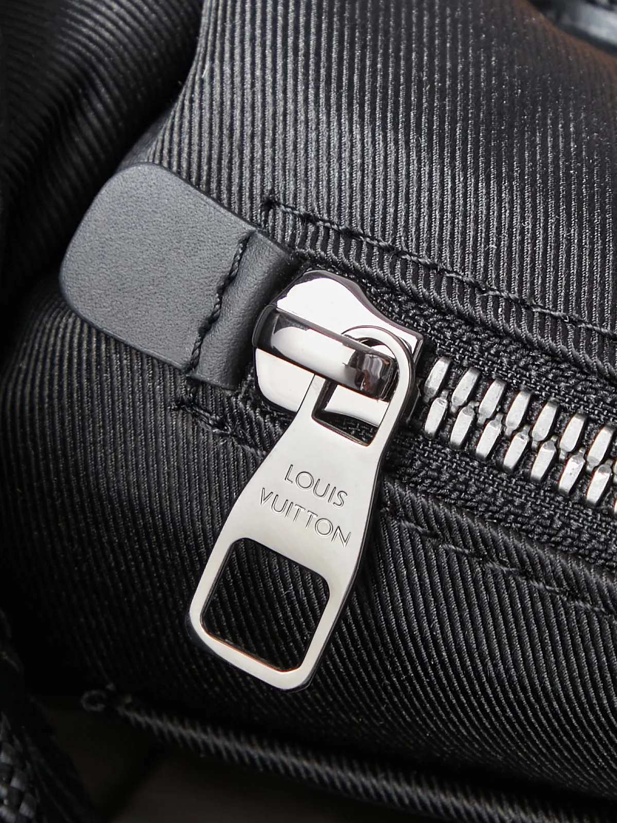 P¥960👉nfc163C01 dynamic chip version👈【Top inspection-free all-steel hardware】𝐂𝐇𝐑𝐈𝐒𝐓𝐎𝐏𝐇𝐄𝐑 Backpack M43735 Black Flower French original leather🇫🇷Pure steel hardware Size: 38*44*12.5cm A unisex backpack, a daily bag that is very suitable for outdoor use. Its attractive design style is quite tasteful and can easily meet the daily travel capacity. It can hold laptops, books, documents, etc., and the flap closure snaps and drawstrings are more layered and retro. It is an almost versatile bag shape! This model has a high utilization rate and is a must-have for daily commuting and traveling. It doesn’t matter how tall you are!
