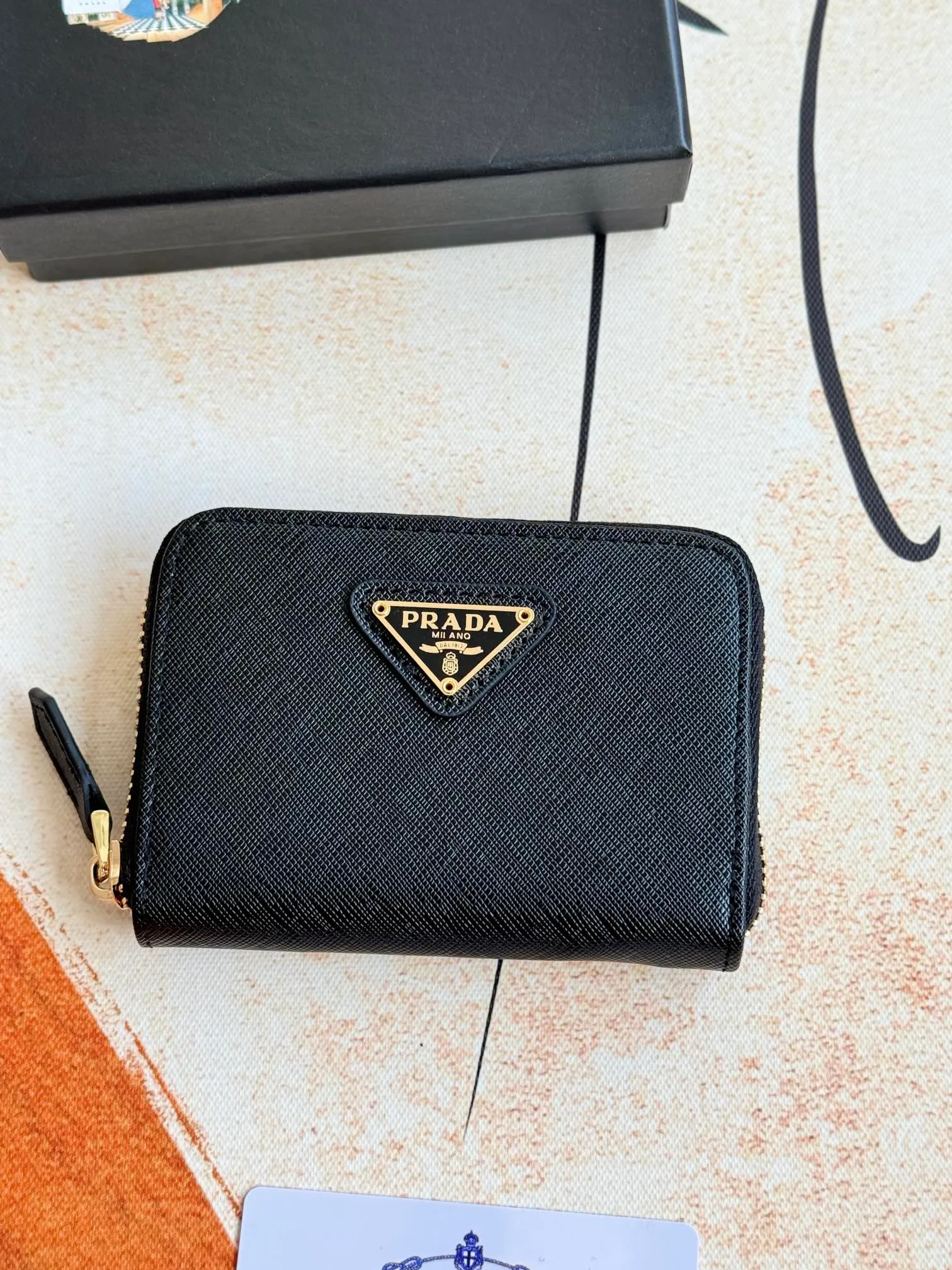 💰140💰 Comes with box PRADA’s popular genuine pickup bag [love] latest style in the counter, official website synchronization, genuine development, model 2MC553 #Color: black/pictured inner code 224 OEM code💋 Cross-grain cowhide texture is excellent, imported thread lining, exquisite and even routing, smooth oil edges, exquisite workmanship, size: 12/9/2.5cm with original packaging box Card]
