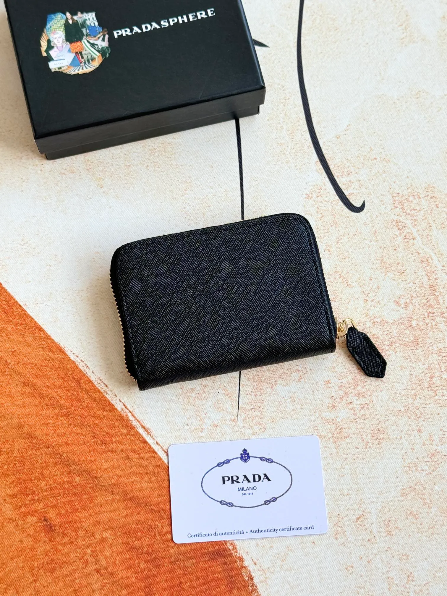 💰140💰 Comes with box PRADA’s popular genuine pickup bag [love] latest style in the counter, official website synchronization, genuine development, model 2MC553 #Color: black/pictured inner code 224 OEM code💋 Cross-grain cowhide texture is excellent, imported thread lining, exquisite and even routing, smooth oil edges, exquisite workmanship, size: 12/9/2.5cm with original packaging box Card]