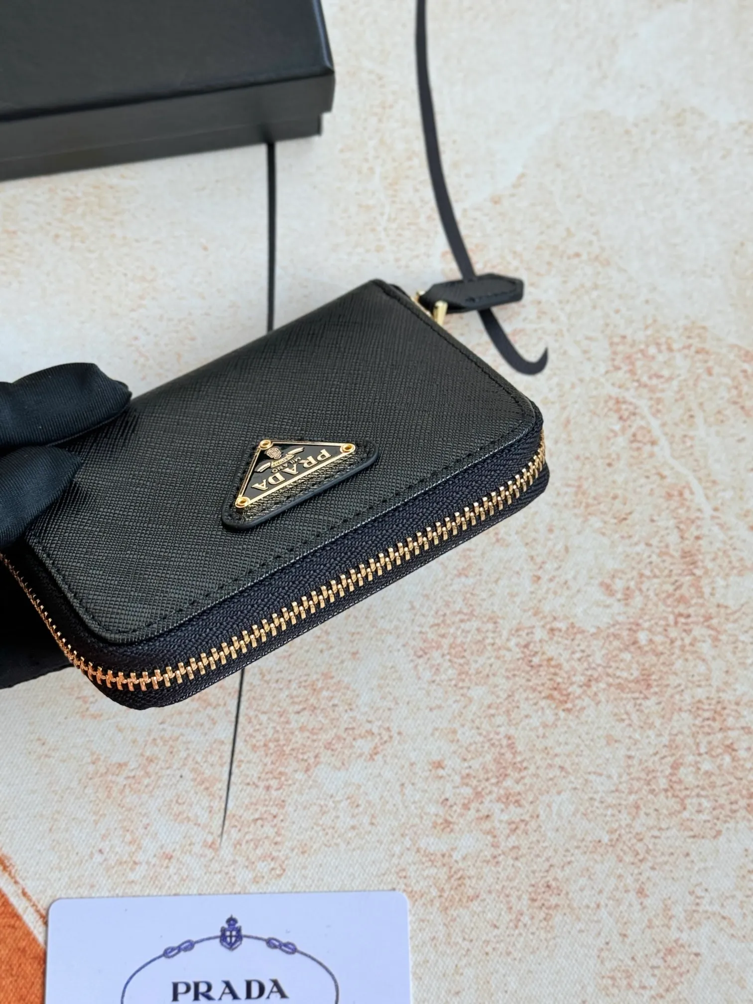 💰140💰 Comes with box PRADA’s popular genuine pickup bag [love] latest style in the counter, official website synchronization, genuine development, model 2MC553 #Color: black/pictured inner code 224 OEM code💋 Cross-grain cowhide texture is excellent, imported thread lining, exquisite and even routing, smooth oil edges, exquisite workmanship, size: 12/9/2.5cm with original packaging box Card]