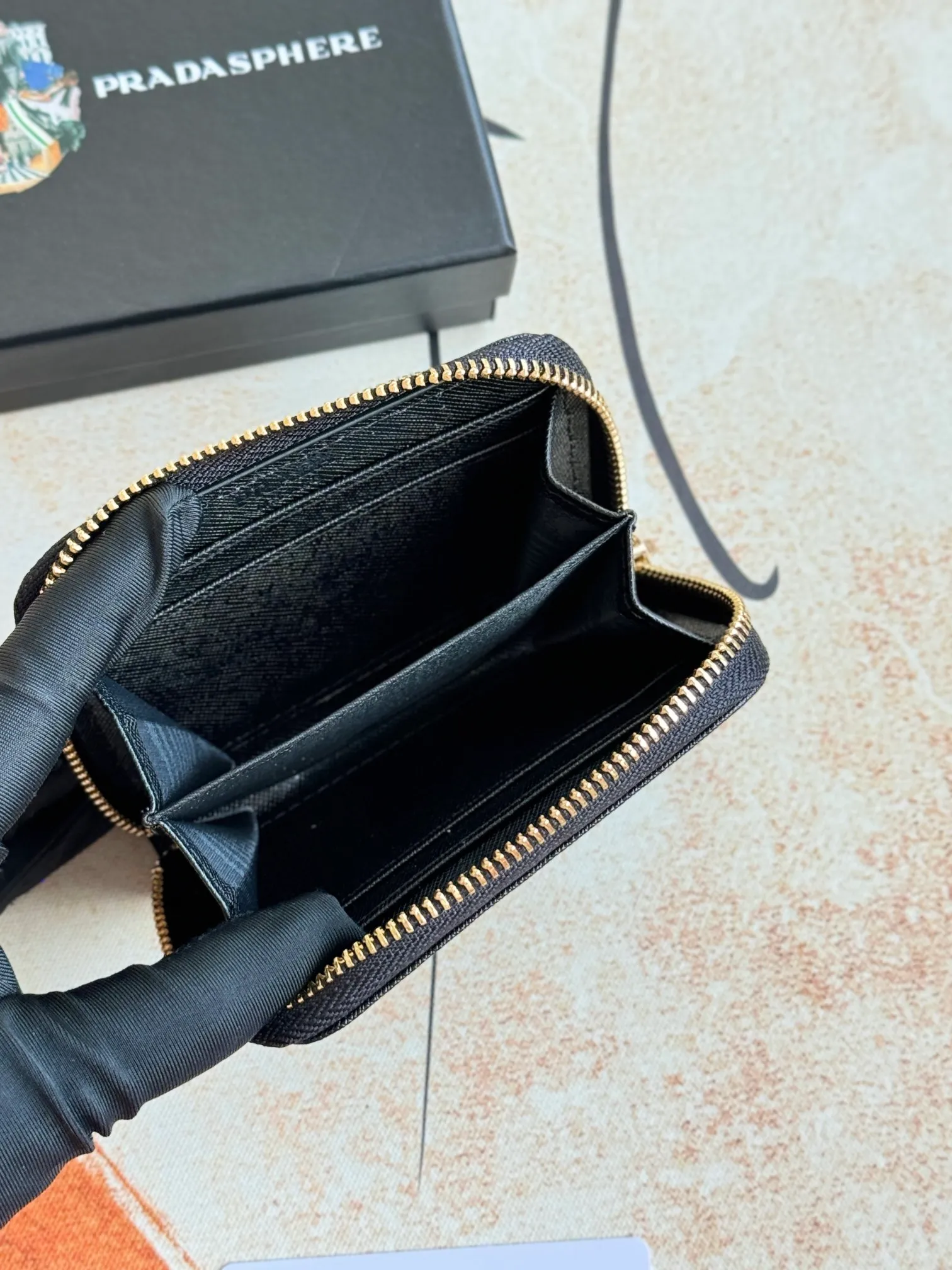 💰140💰 Comes with box PRADA’s popular genuine pickup bag [love] latest style in the counter, official website synchronization, genuine development, model 2MC553 #Color: black/pictured inner code 224 OEM code💋 Cross-grain cowhide texture is excellent, imported thread lining, exquisite and even routing, smooth oil edges, exquisite workmanship, size: 12/9/2.5cm with original packaging box Card]
